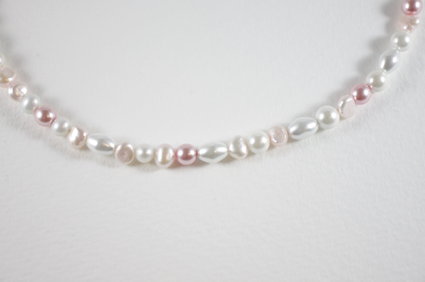 Handmade freshwater pearl necklace with pink and white glass beads and gold extension chain. Käsintehty makeanvedenhelmikaulakoru vaaleanpunaisilla ja valkoisilla lasihelmillä sekä kullanvärisellä jatkoketjulla.