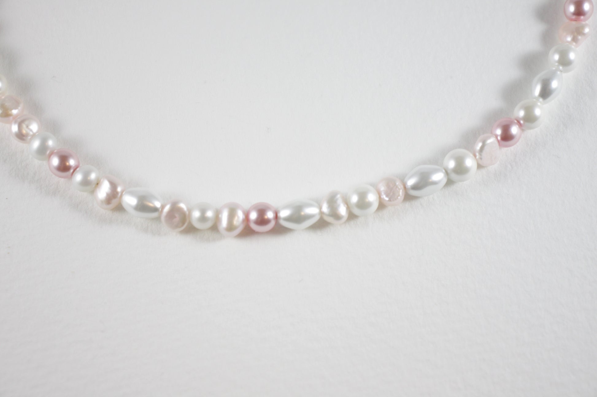 Handmade freshwater pearl necklace with pink and white glass beads and gold extension chain. Käsintehty makeanvedenhelmikaulakoru vaaleanpunaisilla ja valkoisilla lasihelmillä sekä kullanvärisellä jatkoketjulla.