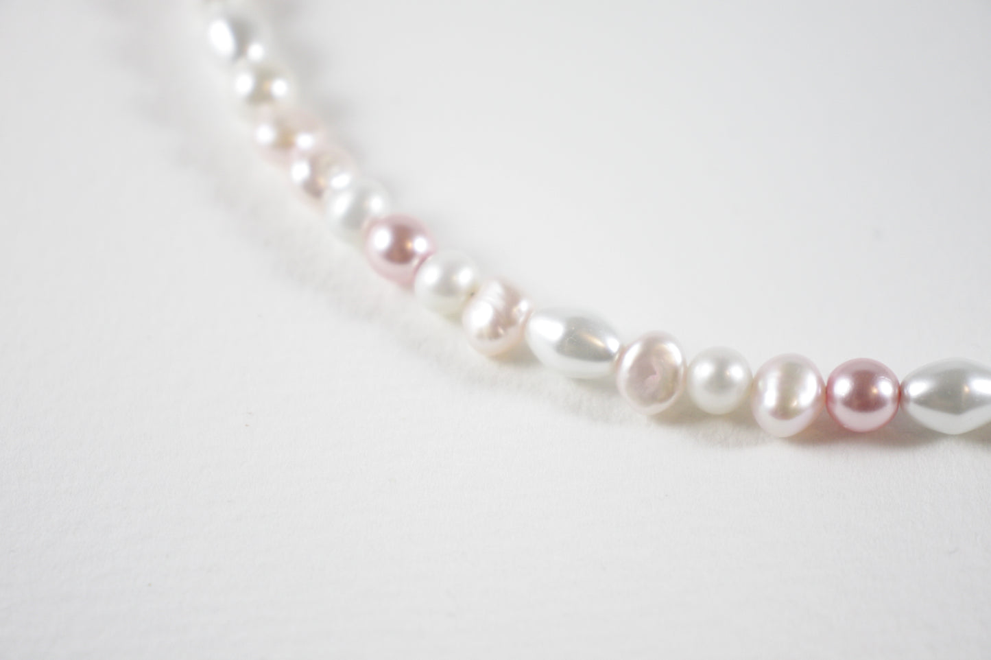 Handmade freshwater pearl necklace with pink and white glass beads and gold extension chain. Käsintehty makeanvedenhelmikaulakoru vaaleanpunaisilla ja valkoisilla lasihelmillä sekä kullanvärisellä jatkoketjulla.