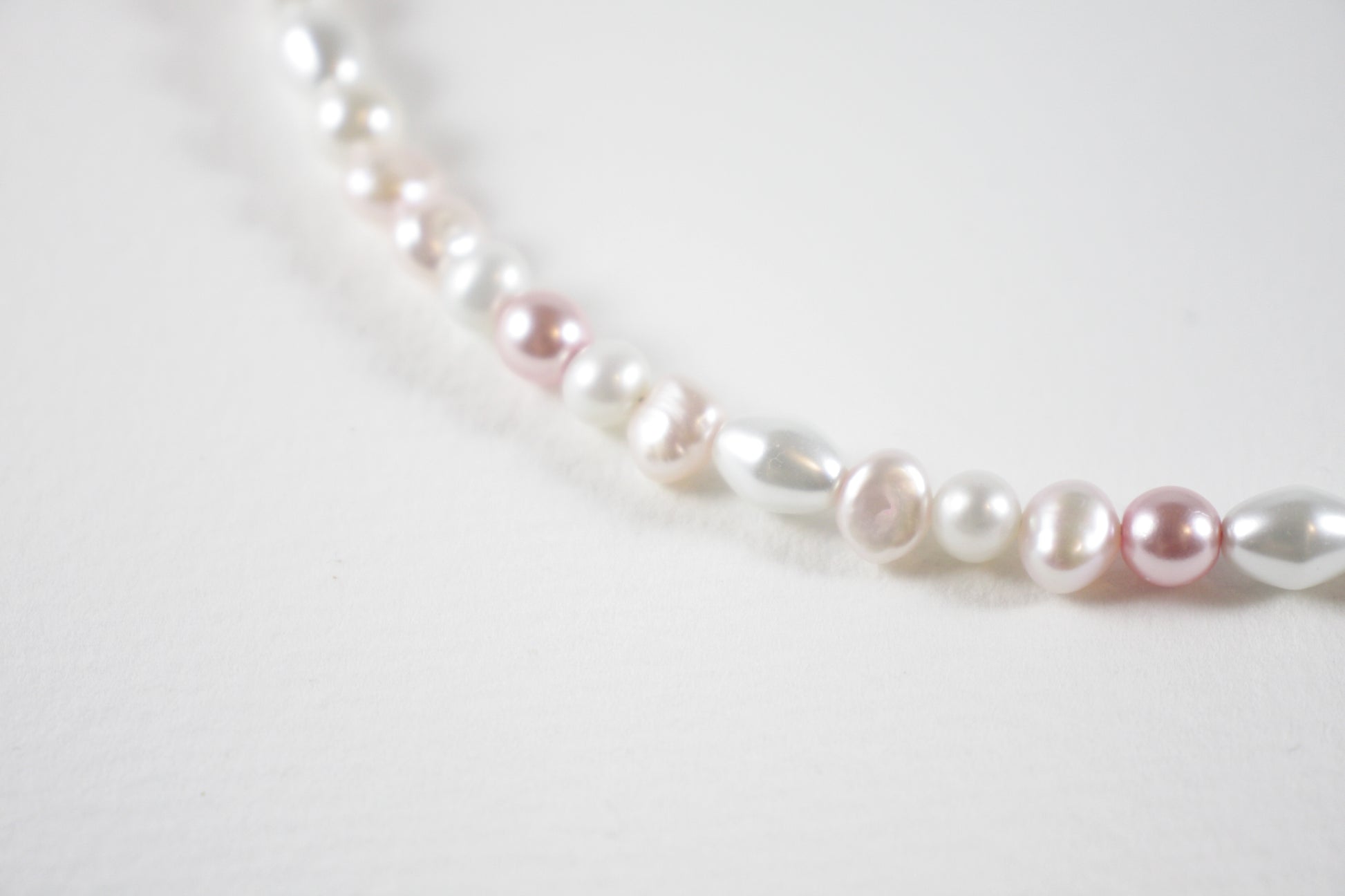 Handmade freshwater pearl necklace with pink and white glass beads and gold extension chain. Käsintehty makeanvedenhelmikaulakoru vaaleanpunaisilla ja valkoisilla lasihelmillä sekä kullanvärisellä jatkoketjulla.