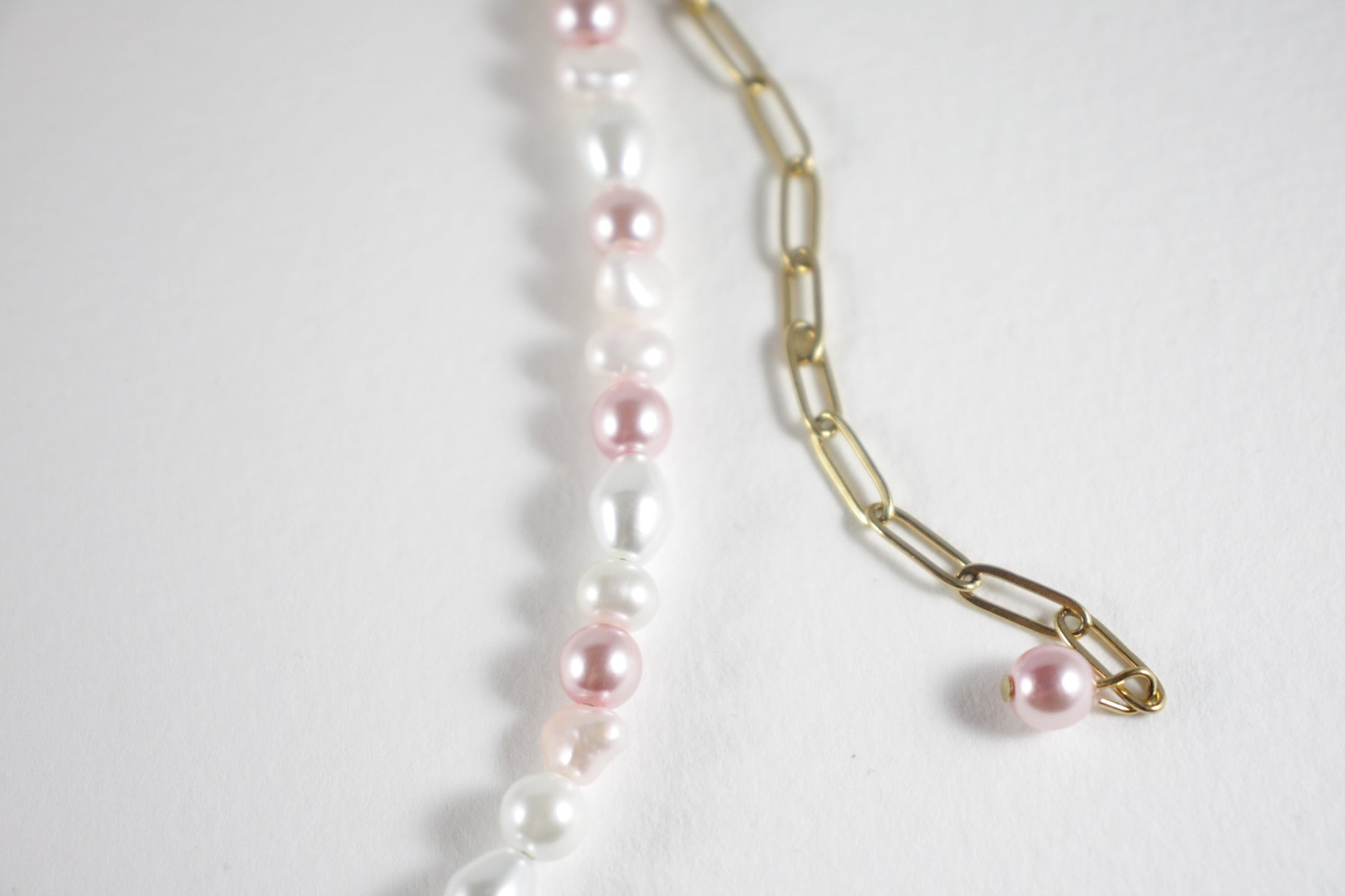 Freshwaterpearl nuggets and glass beads choker necklace. Color is pink and white and there is gold color clasp and extension chain. 