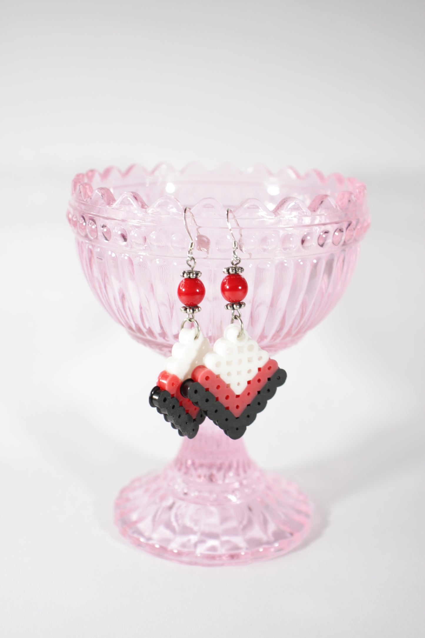 Handmade dangle hama beads earrings white red and black. Käsintehdyt roikkuvat hamahelmikorvakorut. Nämä ovat väriltään valko-puna-mustat.