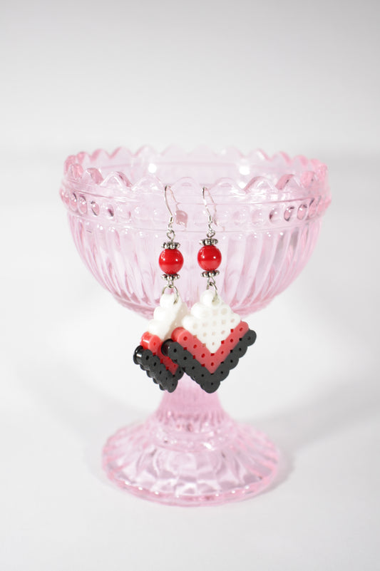 Handmade dangle hama beads earrings white red and black. Käsintehdyt roikkuvat hamahelmikorvakorut. Nämä ovat väriltään valko-puna-mustat.