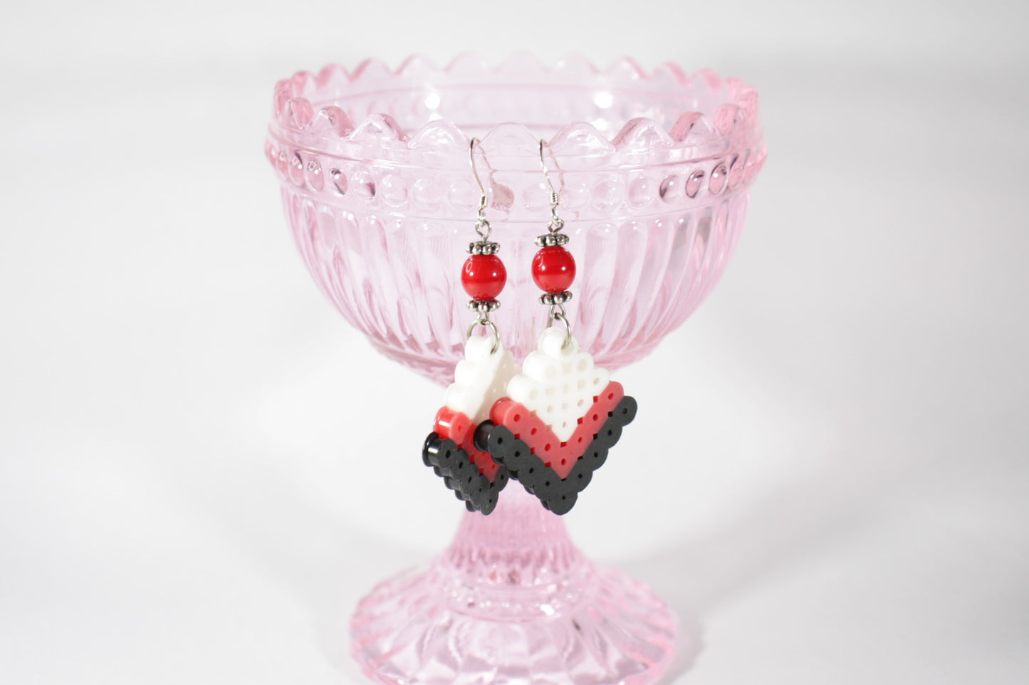 Handmade dangle hama beads earrings white red and black. Käsintehdyt roikkuvat hamahelmikorvakorut. Nämä ovat väriltään valko-puna-mustat.