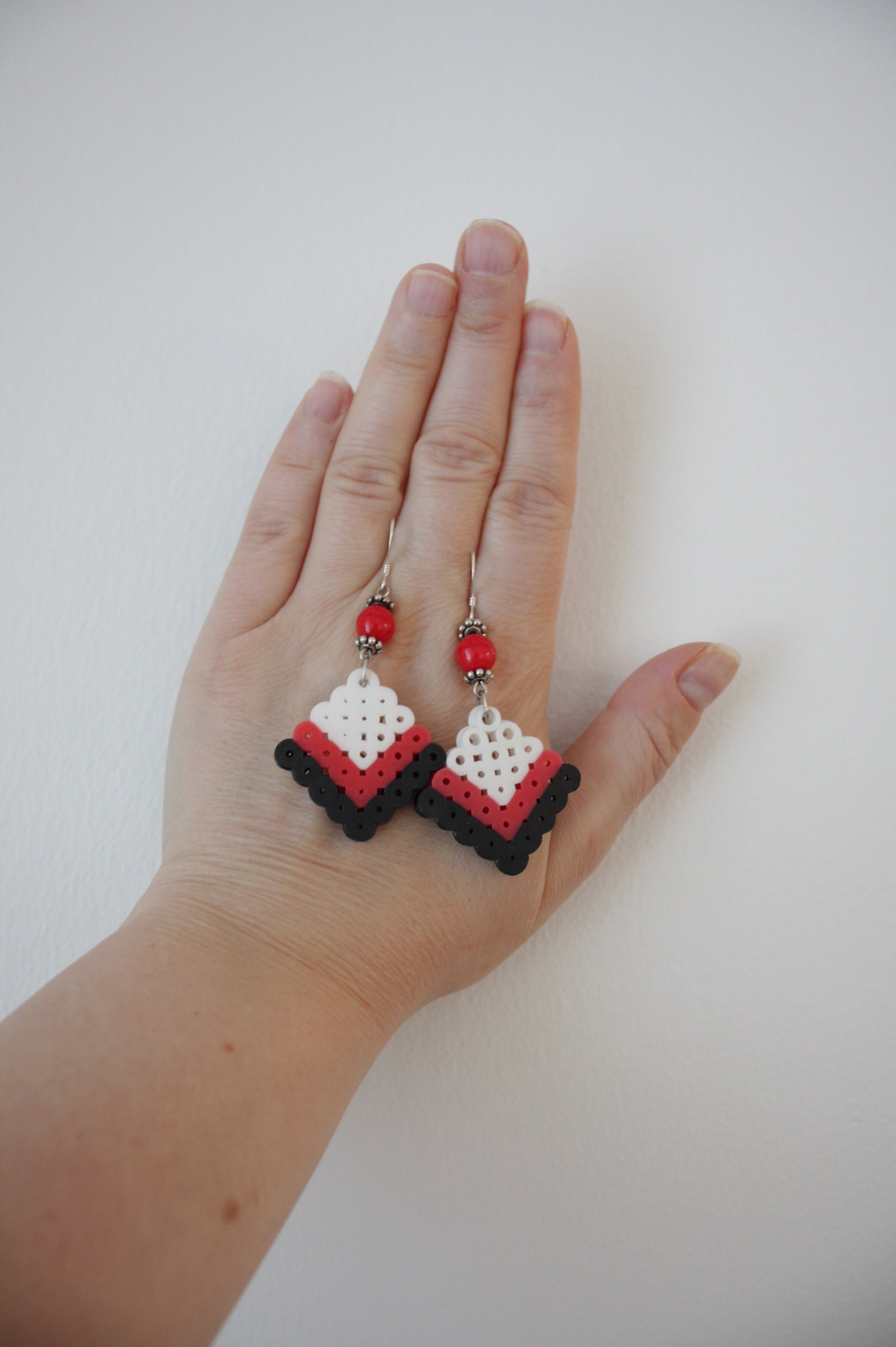 Handmade dangle hama beads earrings white red and black. Käsintehdyt roikkuvat hamahelmikorvakorut. Nämä ovat väriltään valko-puna-mustat.