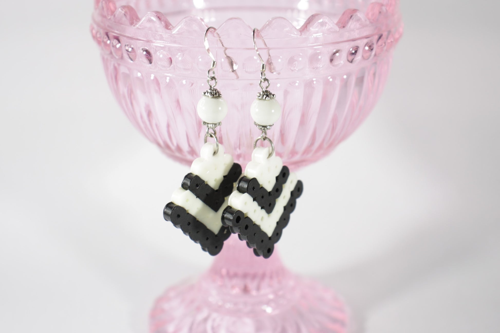 Handmade dangle hama and glass bead earrings white and black. Roikkuvat käsintehdyt hama- ja lasihelmikorvakorut valkomustat.