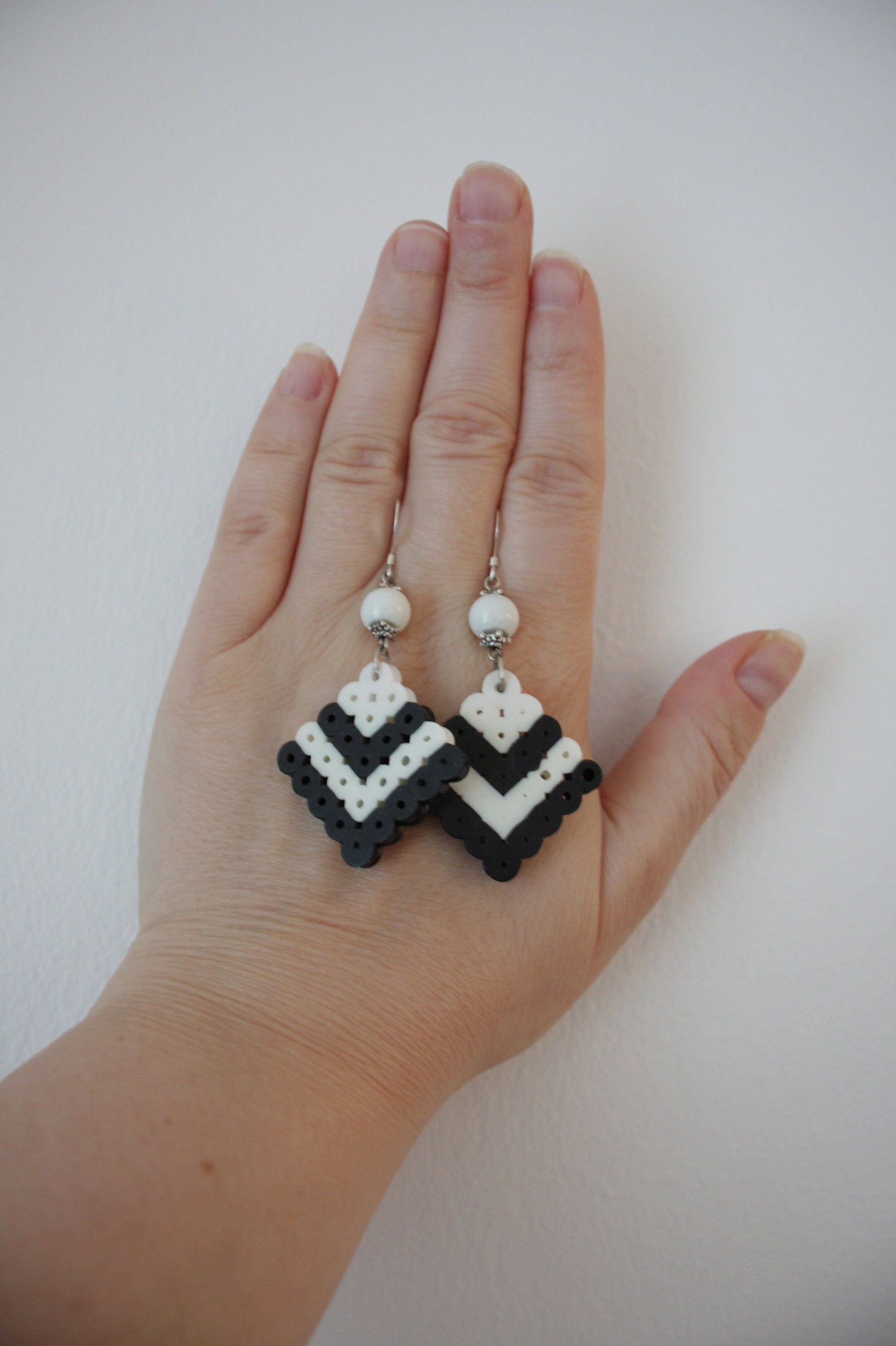 Handmade dangle hama and glass bead earrings white and black. Roikkuvat käsintehdyt hama- ja lasihelmikorvakorut valkomustat.