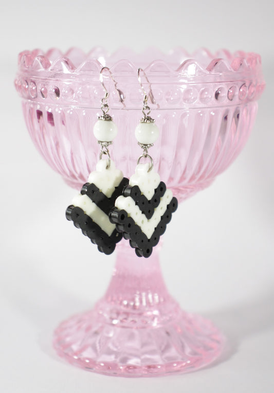 Handmade dangle hama and glass bead earrings white and black. Roikkuvat käsintehdyt hama- ja lasihelmikorvakorut valkomustat.