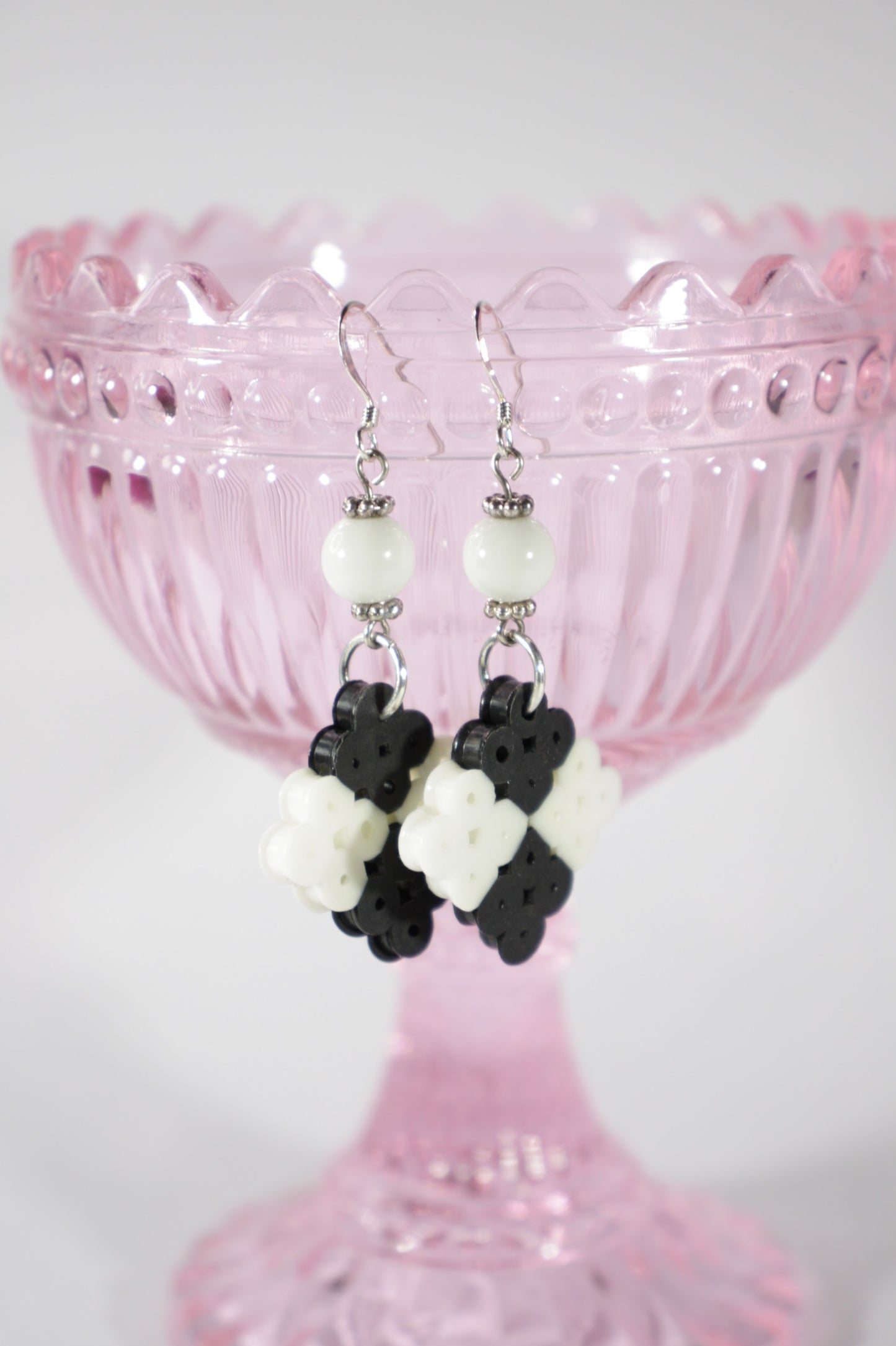 Dangle hamabead and glass beads earrings black and white. Roikkuvat hama- ja lasihelmikorvakorut valko-mustat.
