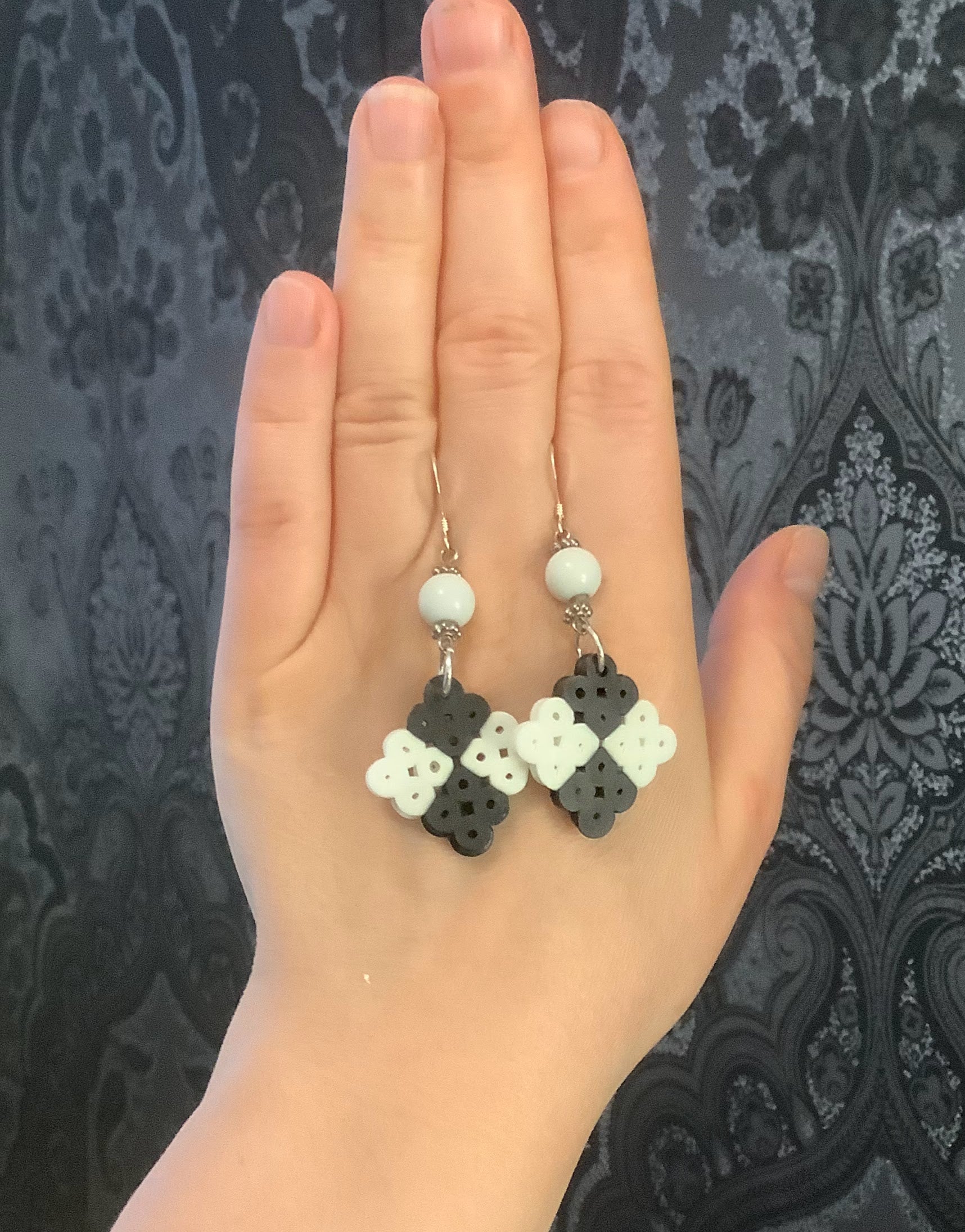 Dangle hamabead and glass beads earrings black and white. Roikkuvat hama- ja lasihelmikorvakorut valko-mustat.