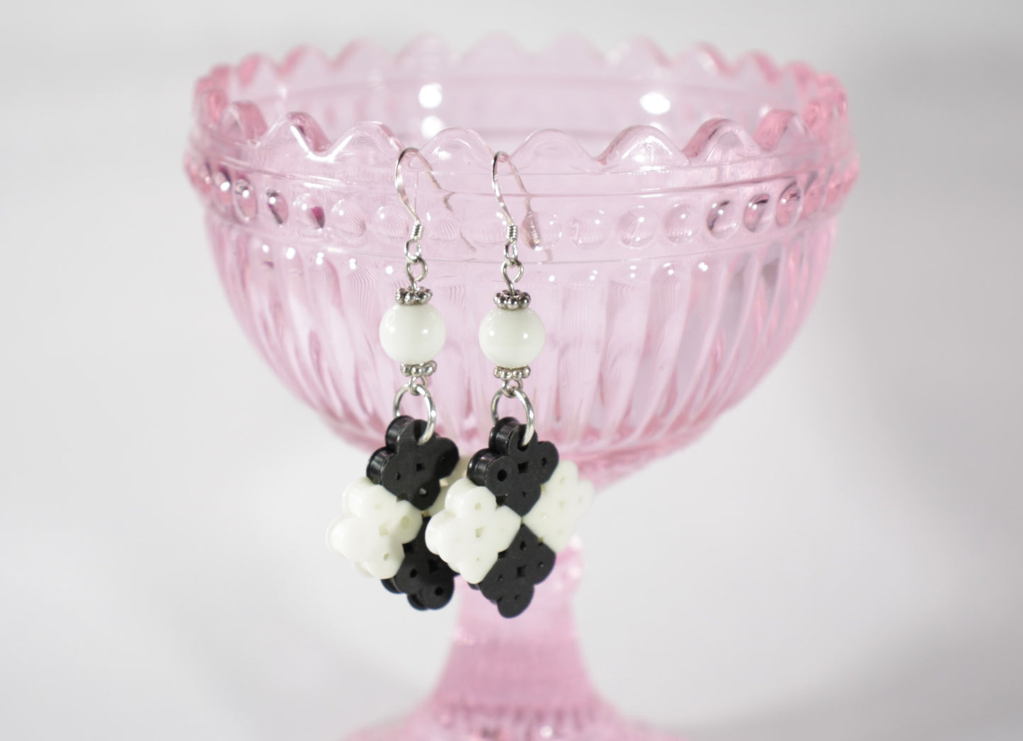 Dangle hamabead and glass beads earrings black and white. Roikkuvat hama- ja lasihelmikorvakorut valko-mustat.