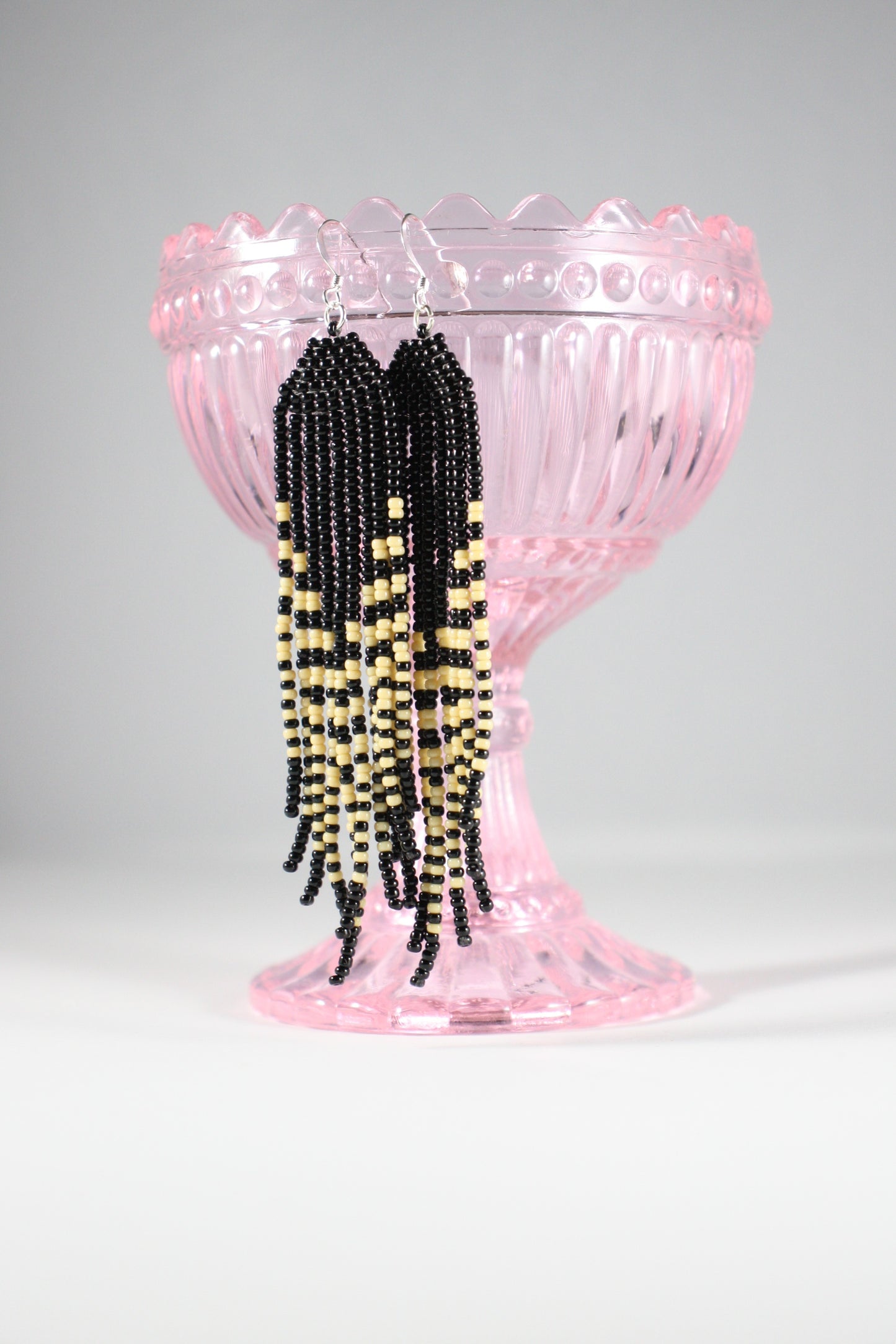 Handmade long black and beige statement fringe earrings. Made from Miyuki seed beads. Käsintehdyt pitkät musta beiget roikkuvat statement korvakorut. Tehty Miyuki siemenhelmistä.