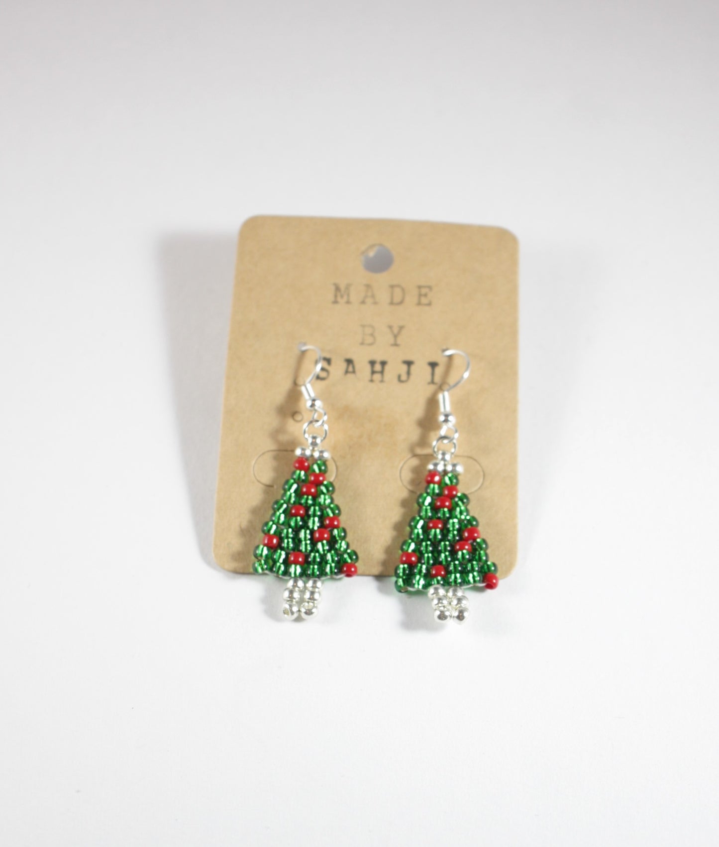 Käsintehdyt roikkuvat joulukuusikorvakorut hopeoiduilla ruostumaton teräs koukuilla. Handmade christmas tree earrings with silver plated stainless steel hooks.