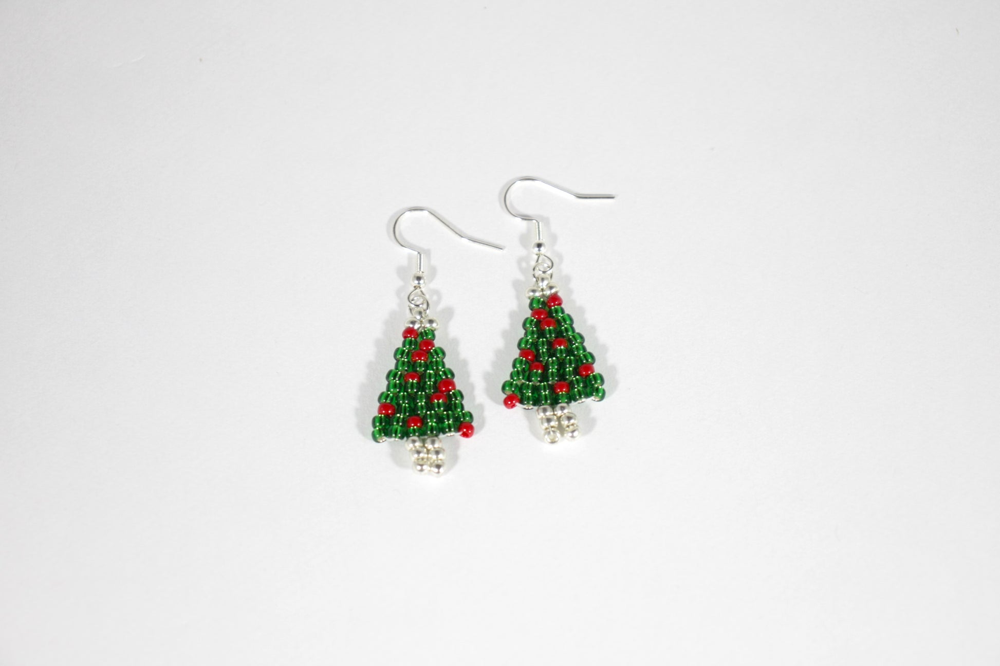Käsintehdyt roikkuvat joulukuusikorvakorut hopeoiduilla ruostumaton teräs koukuilla. Handmade christmas tree earrings with silver plated stainless steel hooks.