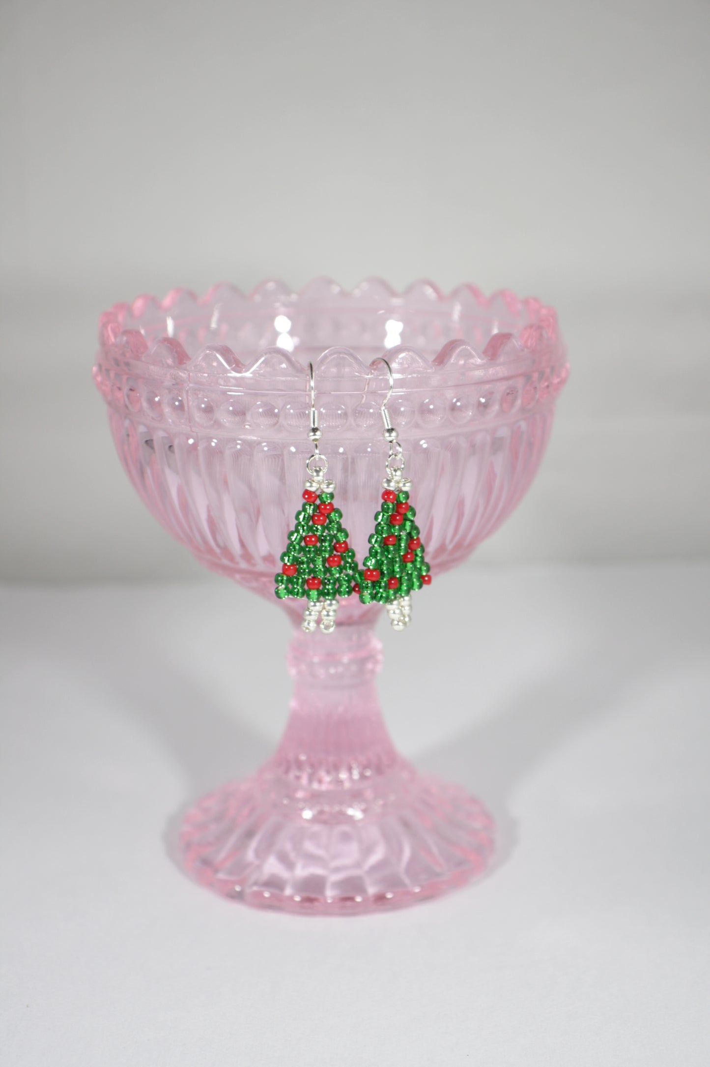 Käsintehdyt roikkuvat joulukuusikorvakorut hopeoiduilla ruostumaton teräs koukuilla. Handmade christmas tree earrings with silver plated stainless steel hooks.