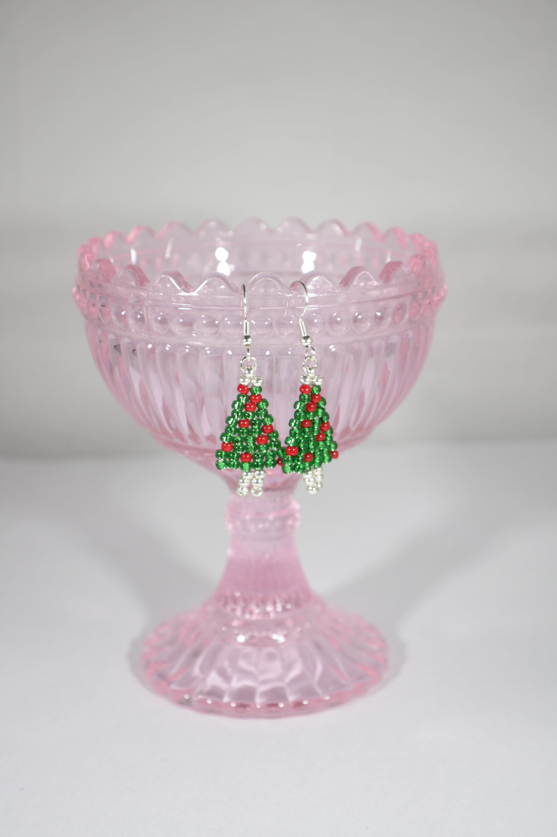 Käsintehdyt roikkuvat joulukuusikorvakorut hopeoiduilla ruostumaton teräs koukuilla. Handmade christmas tree earrings with silver plated stainless steel hooks.