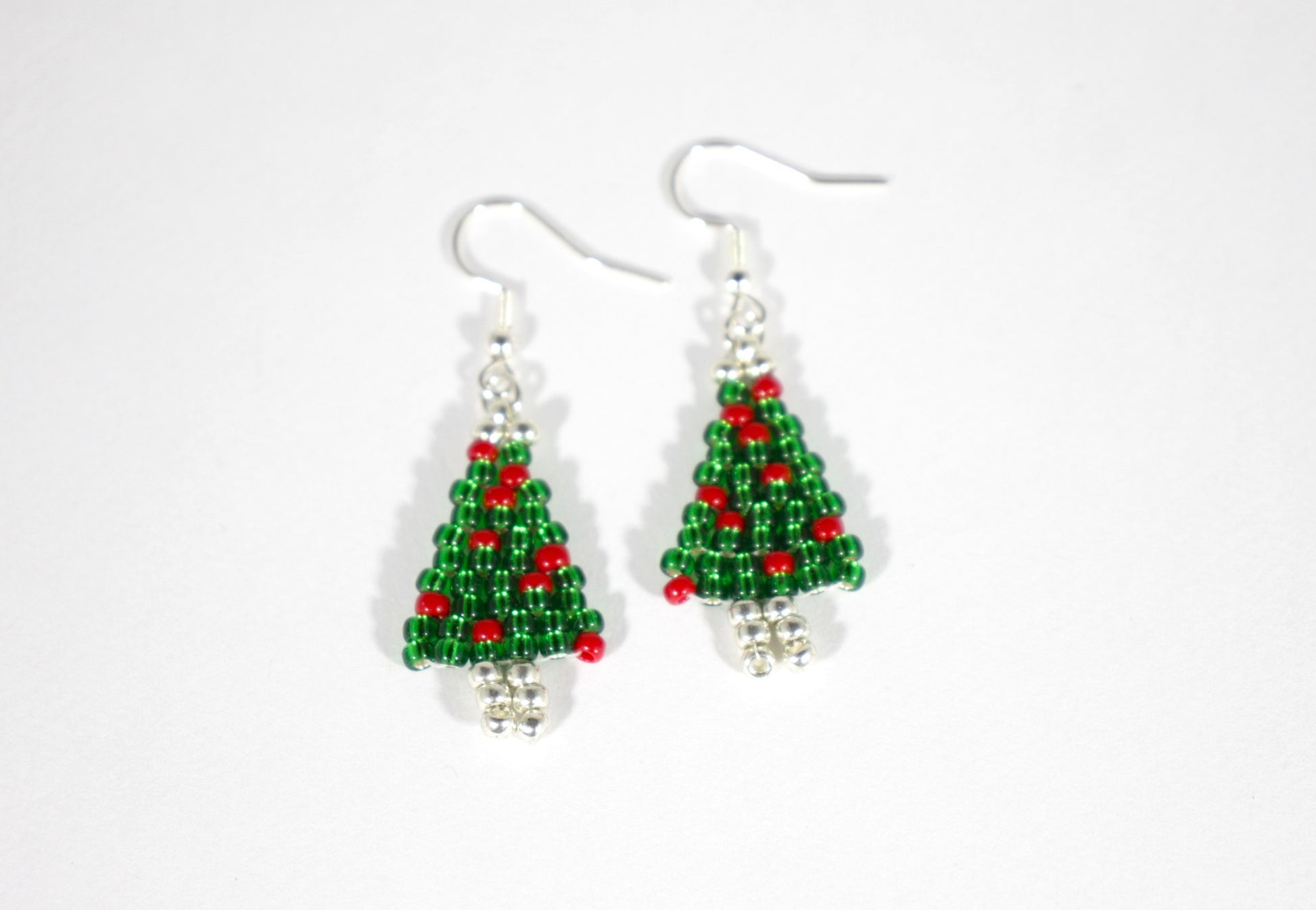Käsintehdyt roikkuvat joulukuusikorvakorut hopeoiduilla ruostumaton teräs koukuilla. Handmade christmas tree earrings with silver plated stainless steel hooks.