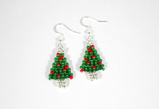Käsintehdyt roikkuvat joulukuusikorvakorut hopeoiduilla ruostumaton teräs koukuilla. Handmade christmas tree earrings with silver plated stainless steel hooks.