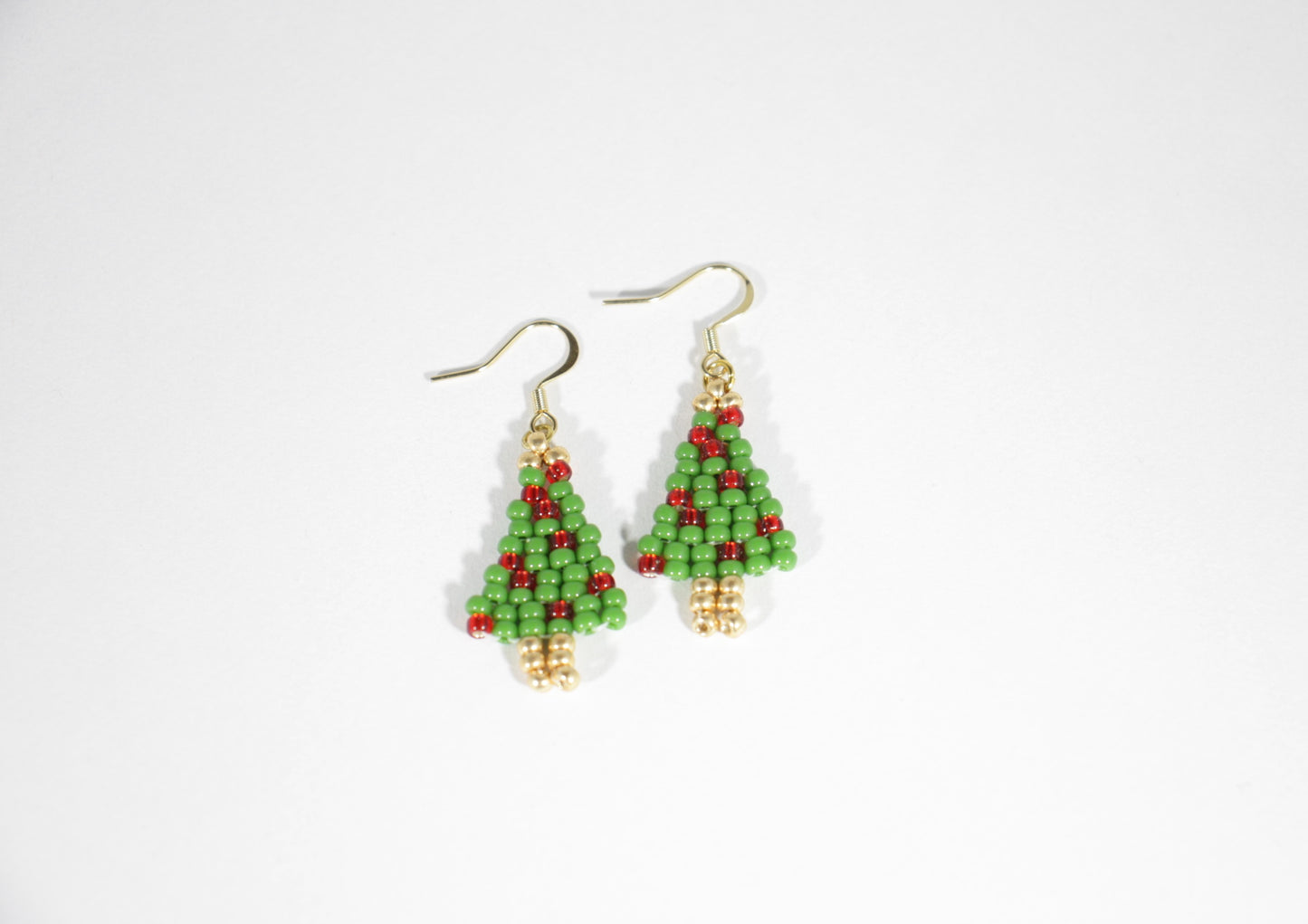 Käsintehdyt joulukuusikorvakorut opaakeilla pienillä lasihelmillä ja kullanvärisillä korvakorukoukuilla. Handmade Christmas Tree earrings with opaque small glass bead and gold color earrings hooks.