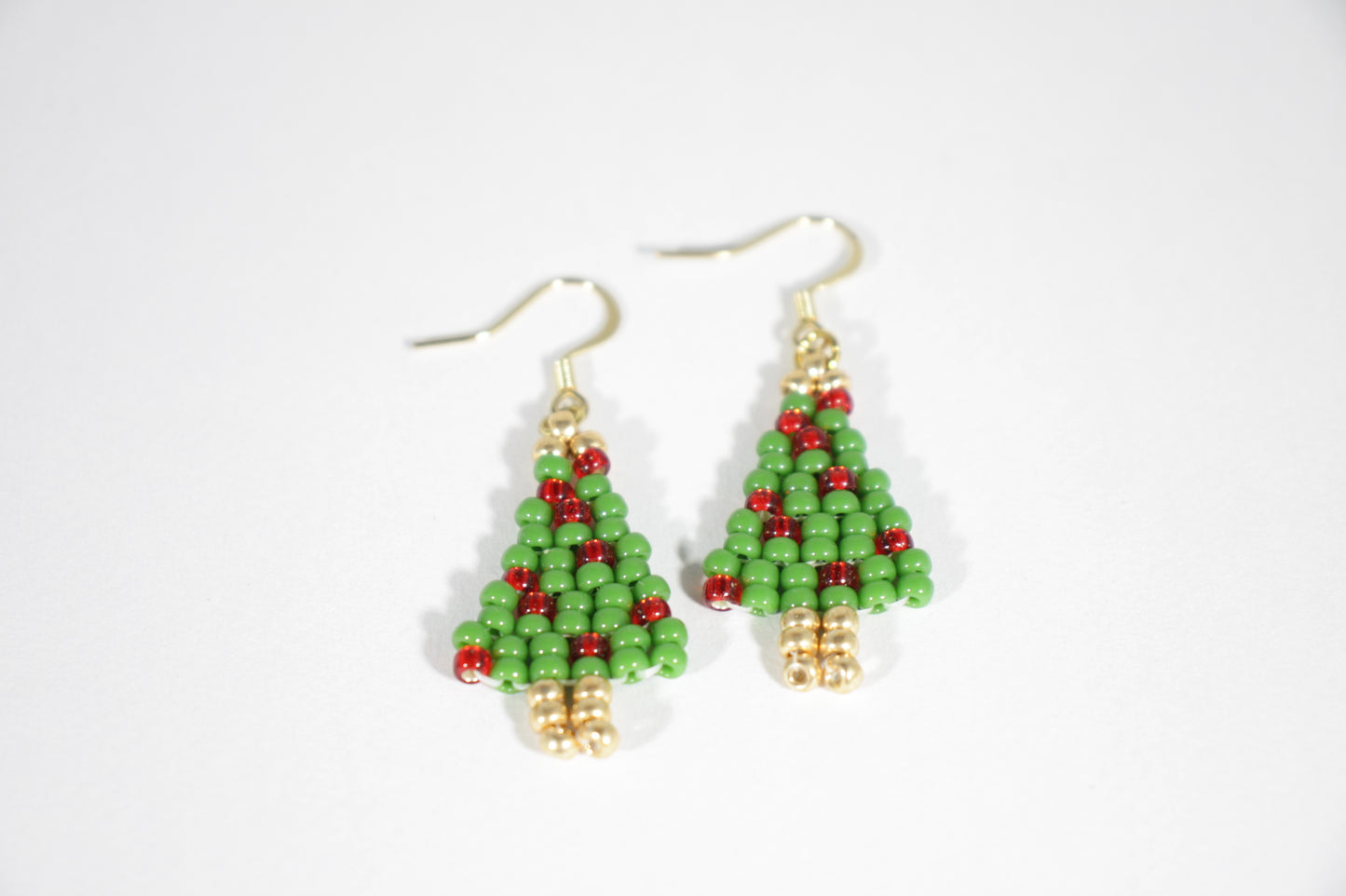 Käsintehdyt joulukuusikorvakorut opaakeilla pienillä lasihelmillä ja kullanvärisillä korvakorukoukuilla. Handmade Christmas Tree earrings with opaque small glass bead and gold color earrings hooks.