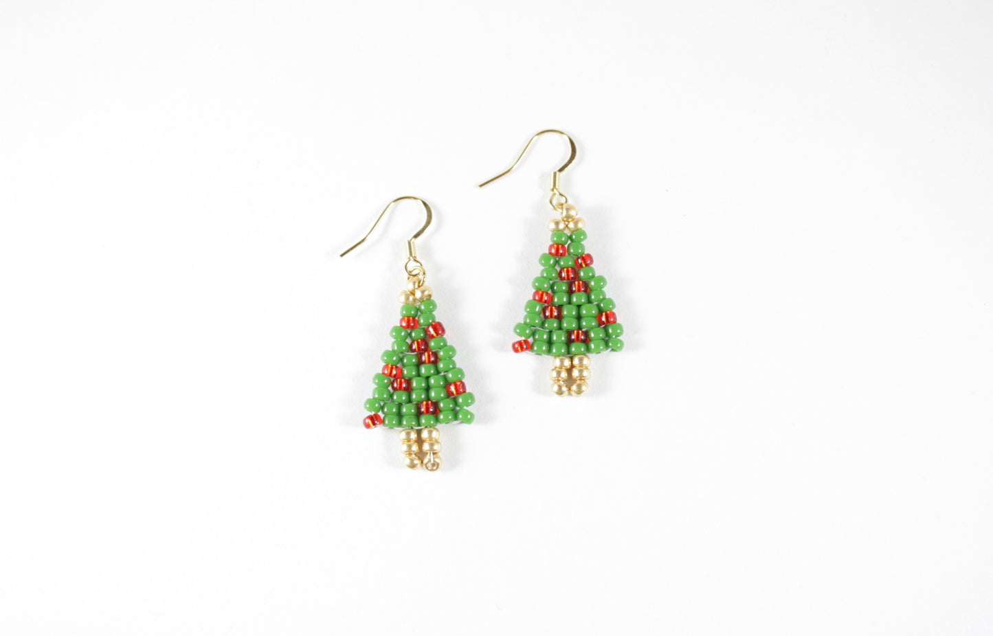 Käsintehdyt joulukuusikorvakorut opaakeilla pienillä lasihelmillä ja kullanvärisillä korvakorukoukuilla. Handmade Christmas Tree earrings with opaque small glass bead and gold color earrings hooks.
