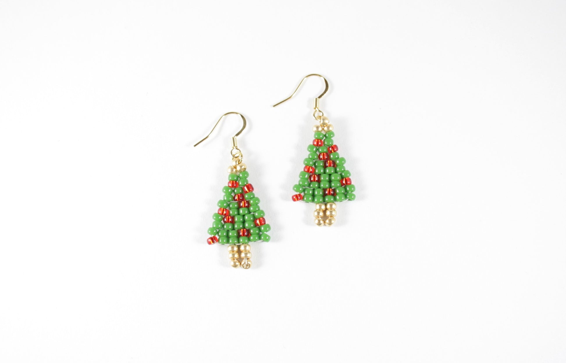 Käsintehdyt joulukuusikorvakorut opaakeilla pienillä lasihelmillä ja kullanvärisillä korvakorukoukuilla. Handmade Christmas Tree earrings with opaque small glass bead and gold color earrings hooks.