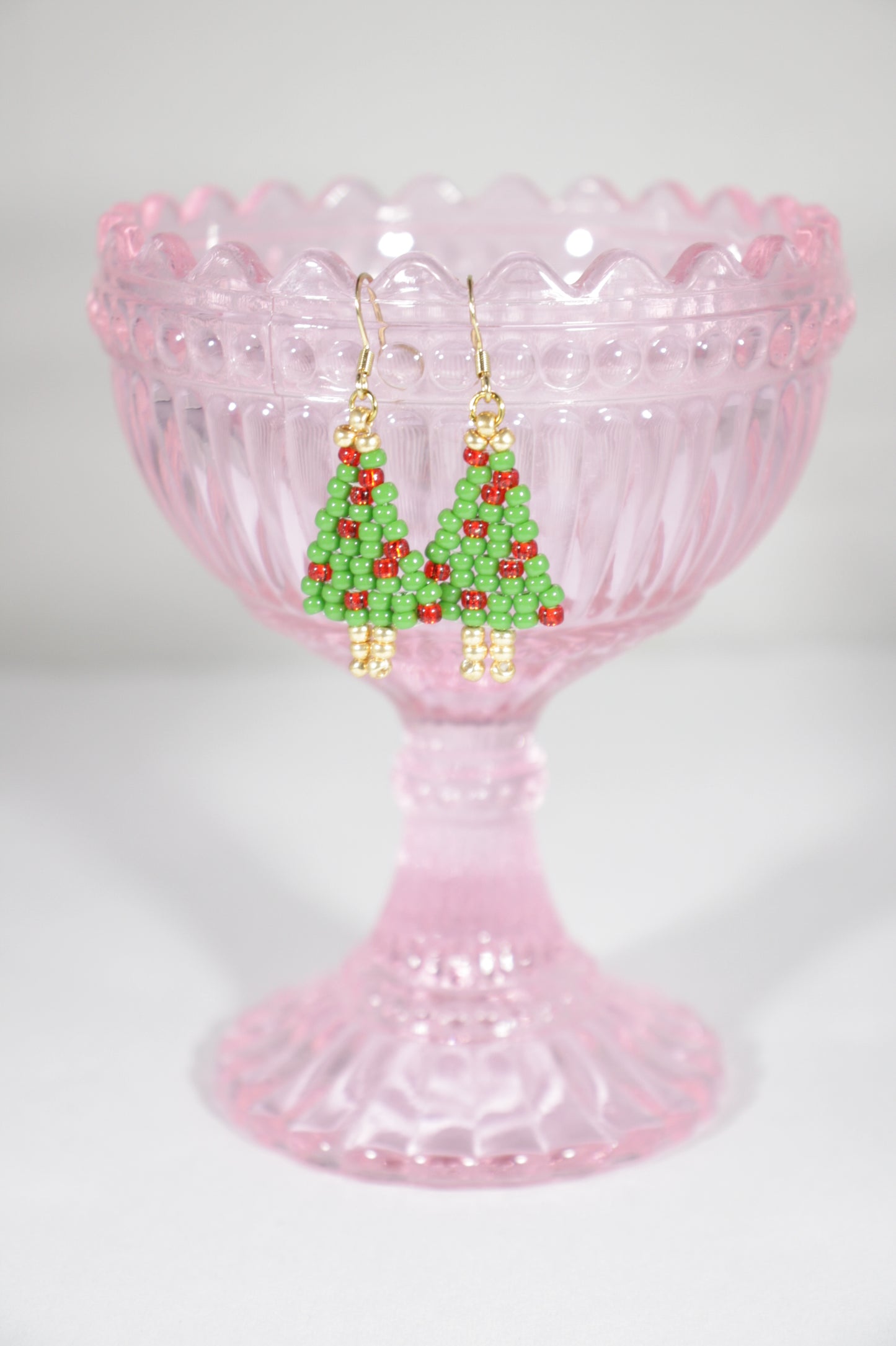 Käsintehdyt joulukuusikorvakorut opaakeilla pienillä lasihelmillä ja kullanvärisillä korvakorukoukuilla. Handmade Christmas Tree earrings with opaque small glass bead and gold color earrings hooks.