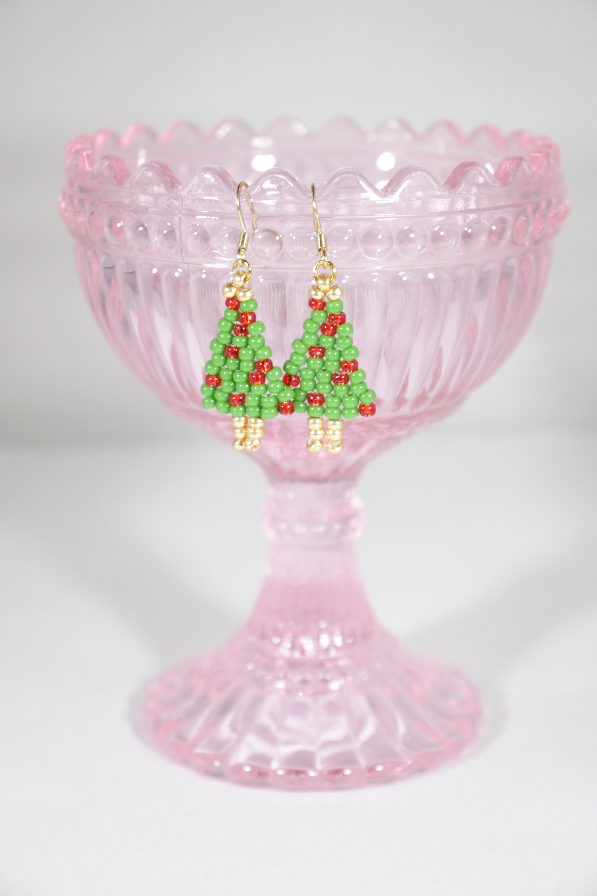 Käsintehdyt joulukuusikorvakorut opaakeilla pienillä lasihelmillä ja kullanvärisillä korvakorukoukuilla. Handmade Christmas Tree earrings with opaque small glass bead and gold color earrings hooks.