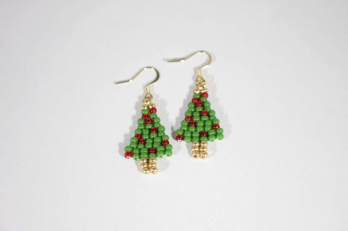 Käsintehdyt joulukuusikorvakorut opaakeilla pienillä lasihelmillä ja kullanvärisillä korvakorukoukuilla. Handmade Christmas Tree earrings with opaque small glass bead and gold color earrings hooks.