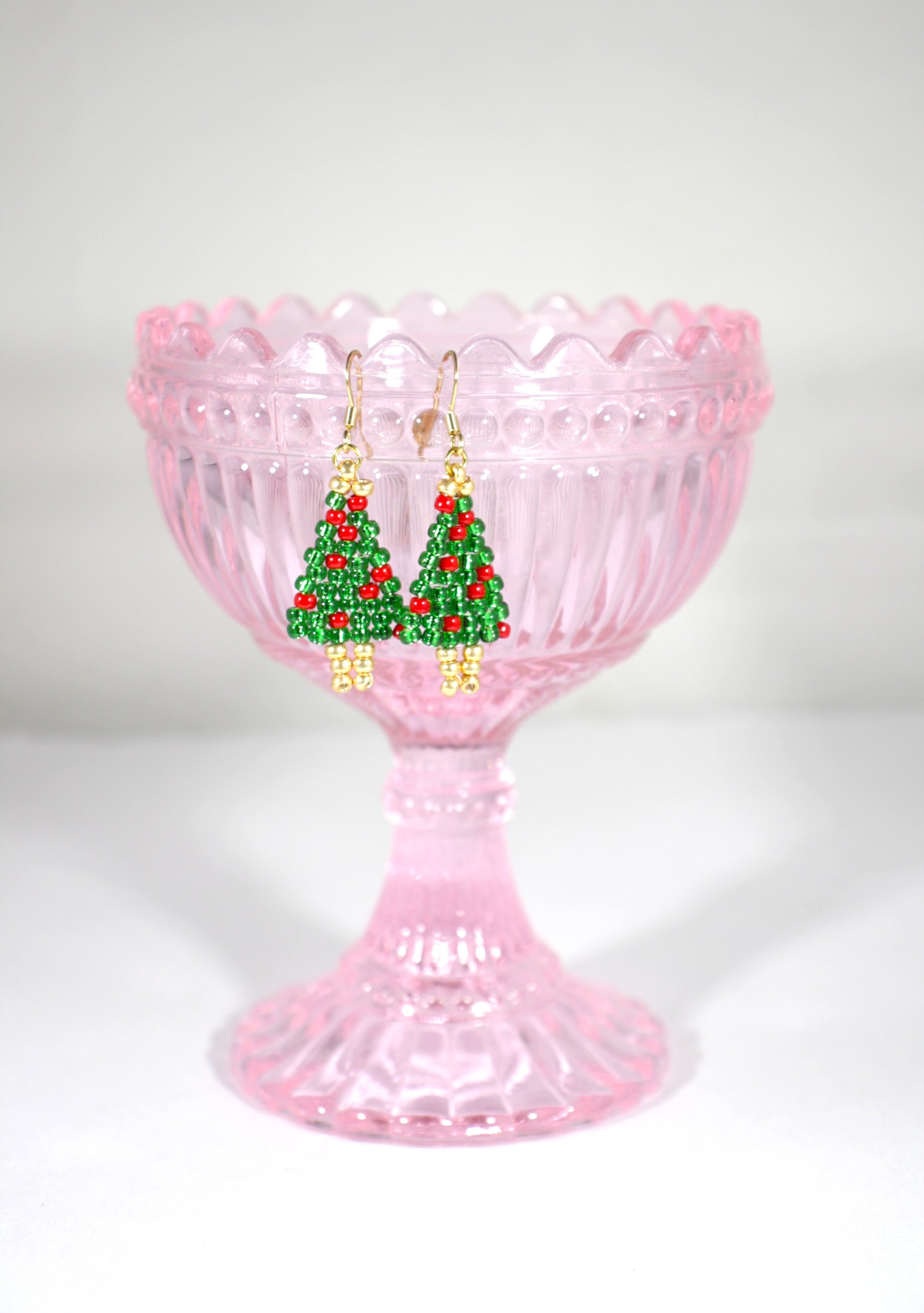 Käsintehdyt joulukuusi helmikorvakorut kimaltelevat vihreät punaisilla koristeilla. Korviksissa on kullanväriset koukut. Handmade green Christmas tree seed bead sparkling earrings with red ornaments. Hooks are gold plated stainless steel.
