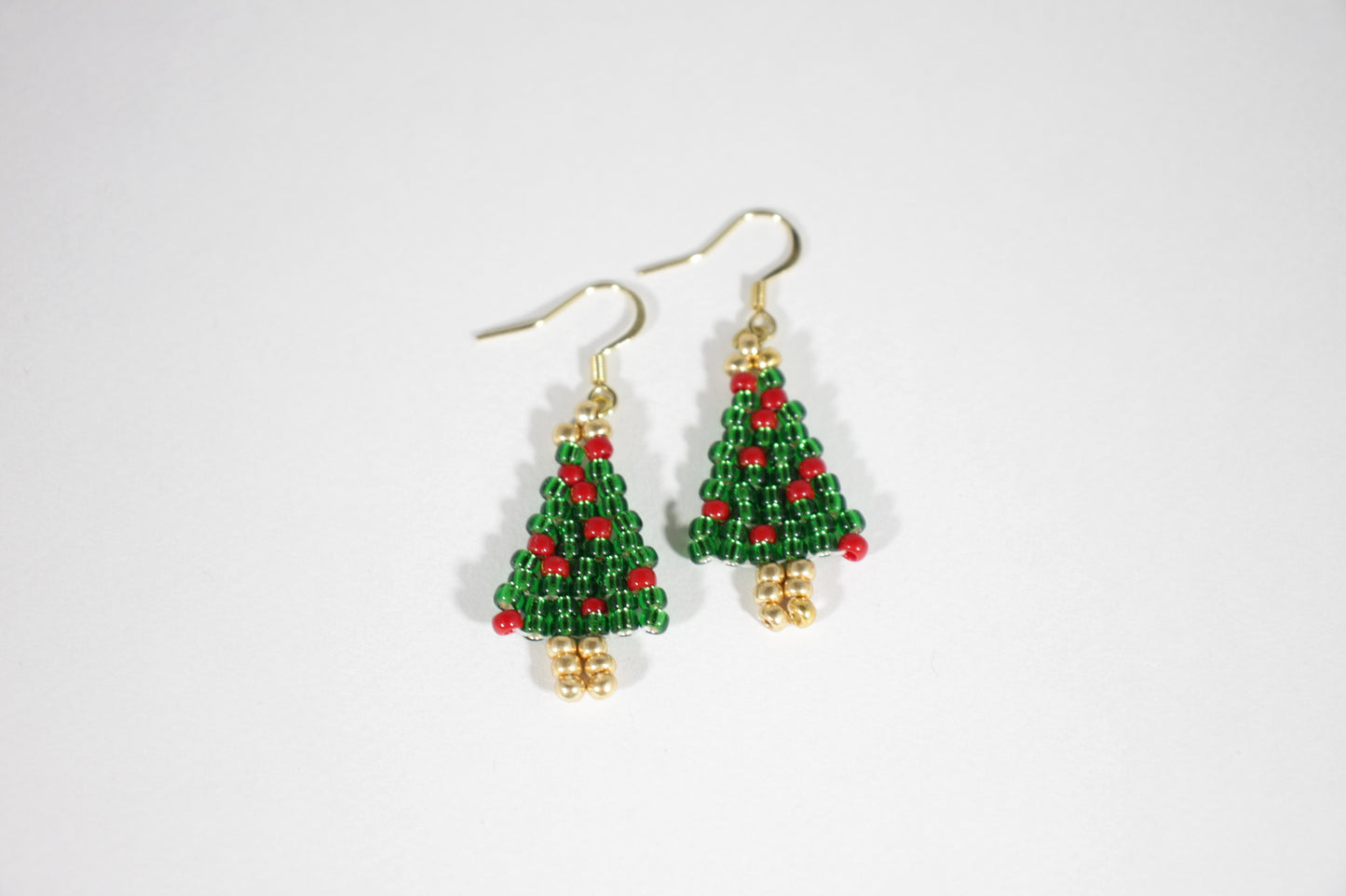 Käsintehdyt joulukuusi helmikorvakorut kimaltelevat vihreät punaisilla koristeilla. Korviksissa on kullanväriset koukut. Handmade green Christmas tree seed bead sparkling earrings with red ornaments. Hooks are gold plated stainless steel.