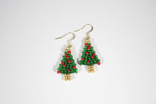 Käsintehdyt joulukuusi helmikorvakorut kimaltelevat vihreät punaisilla koristeilla. Korviksissa on kullanväriset koukut. Handmade green Christmas tree seed bead sparkling earrings with red ornaments. Hooks are gold plated stainless steel.