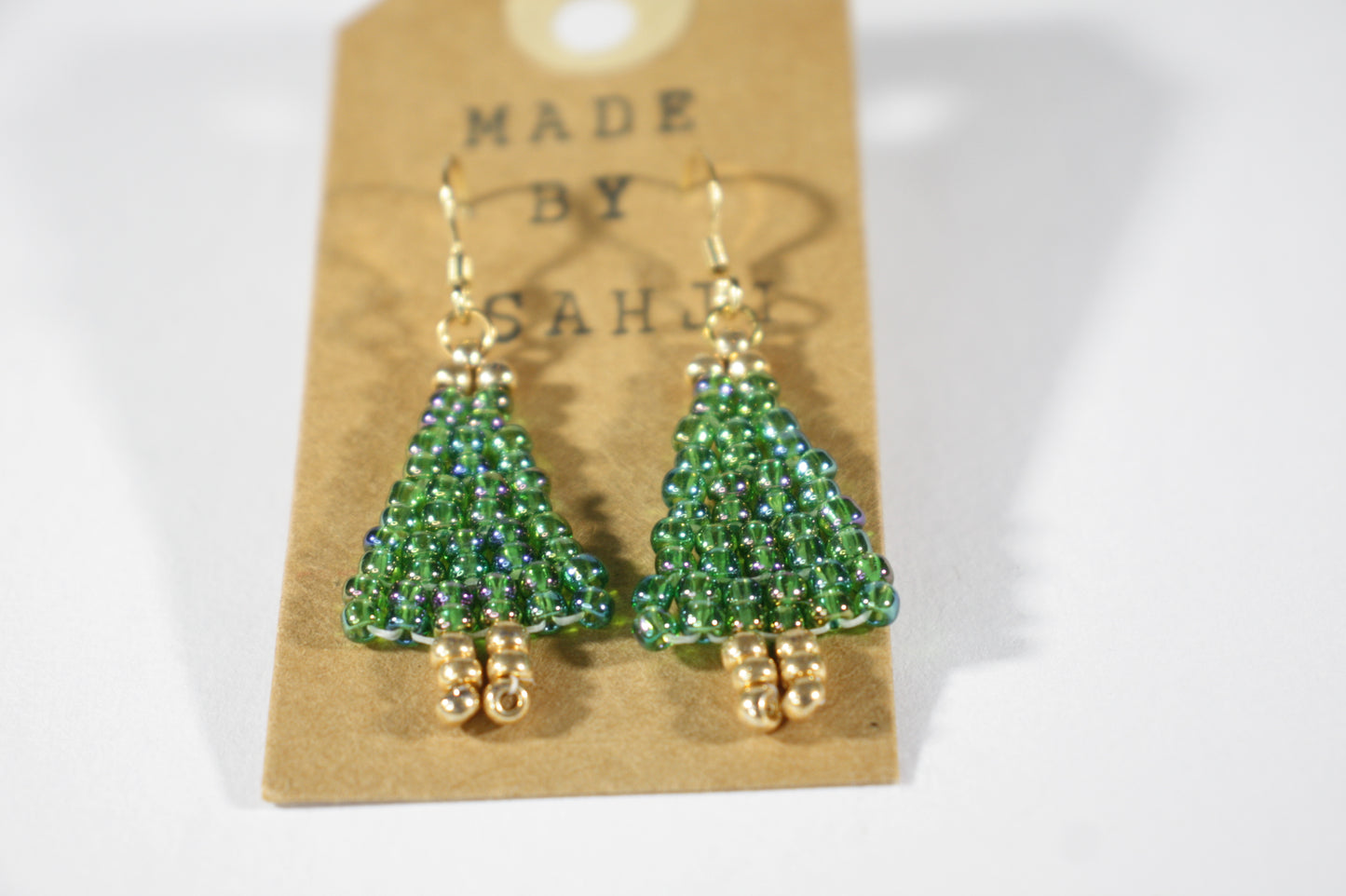 Handmade beaded Christmas Tree earrings from tiny glass beads. Color is reflecting green. Käsintehdyt joulukuusikorvakorut pienistä lasihelmistä. Näissä on kaunis heijastava vihreä sävy. 