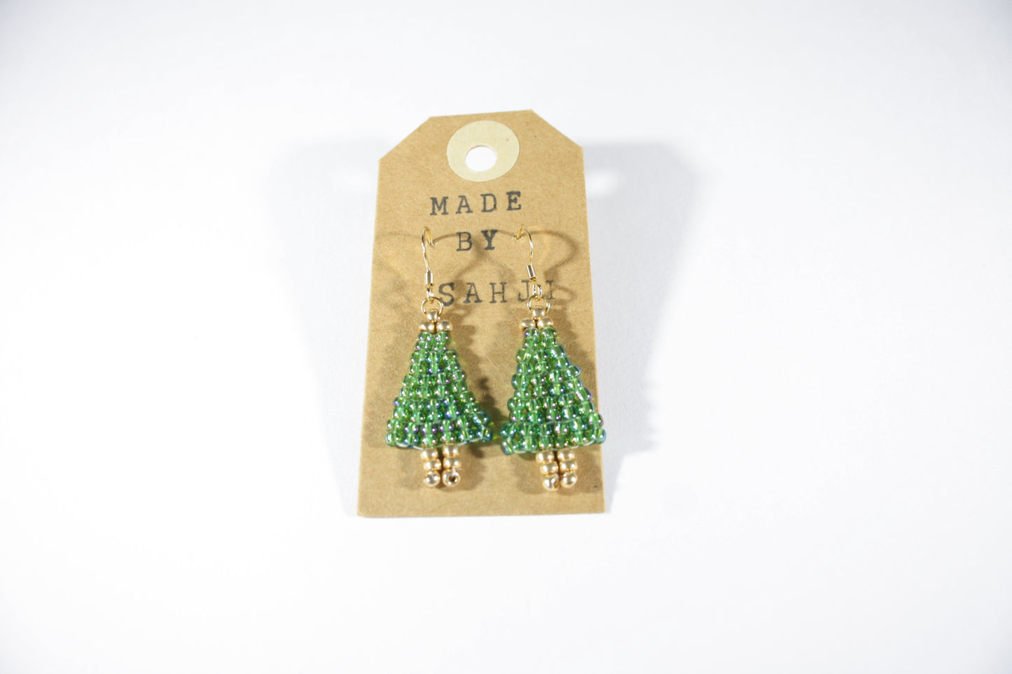Handmade beaded Christmas Tree earrings from tiny glass beads. Color is reflecting green. Käsintehdyt joulukuusikorvakorut pienistä lasihelmistä. Näissä on kaunis heijastava vihreä sävy. 