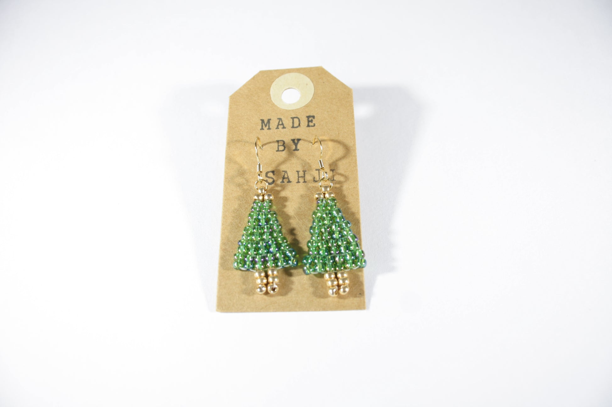 Handmade beaded Christmas Tree earrings from tiny glass beads. Color is reflecting green. Käsintehdyt joulukuusikorvakorut pienistä lasihelmistä. Näissä on kaunis heijastava vihreä sävy. 