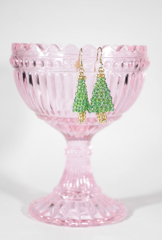 Handmade beaded Christmas Tree earrings from tiny glass beads. Color is reflecting green. Käsintehdyt joulukuusikorvakorut pienistä lasihelmistä. Näissä on kaunis heijastava vihreä sävy. 