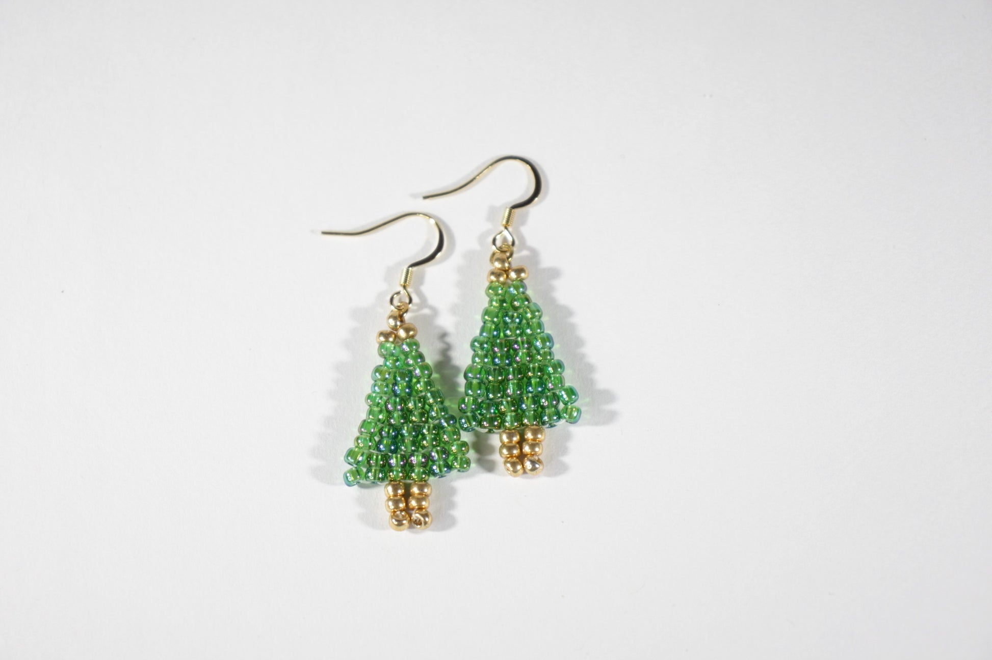 Handmade beaded Christmas Tree earrings from tiny glass beads. Color is reflecting green. Käsintehdyt joulukuusikorvakorut pienistä lasihelmistä. Näissä on kaunis heijastava vihreä sävy. 