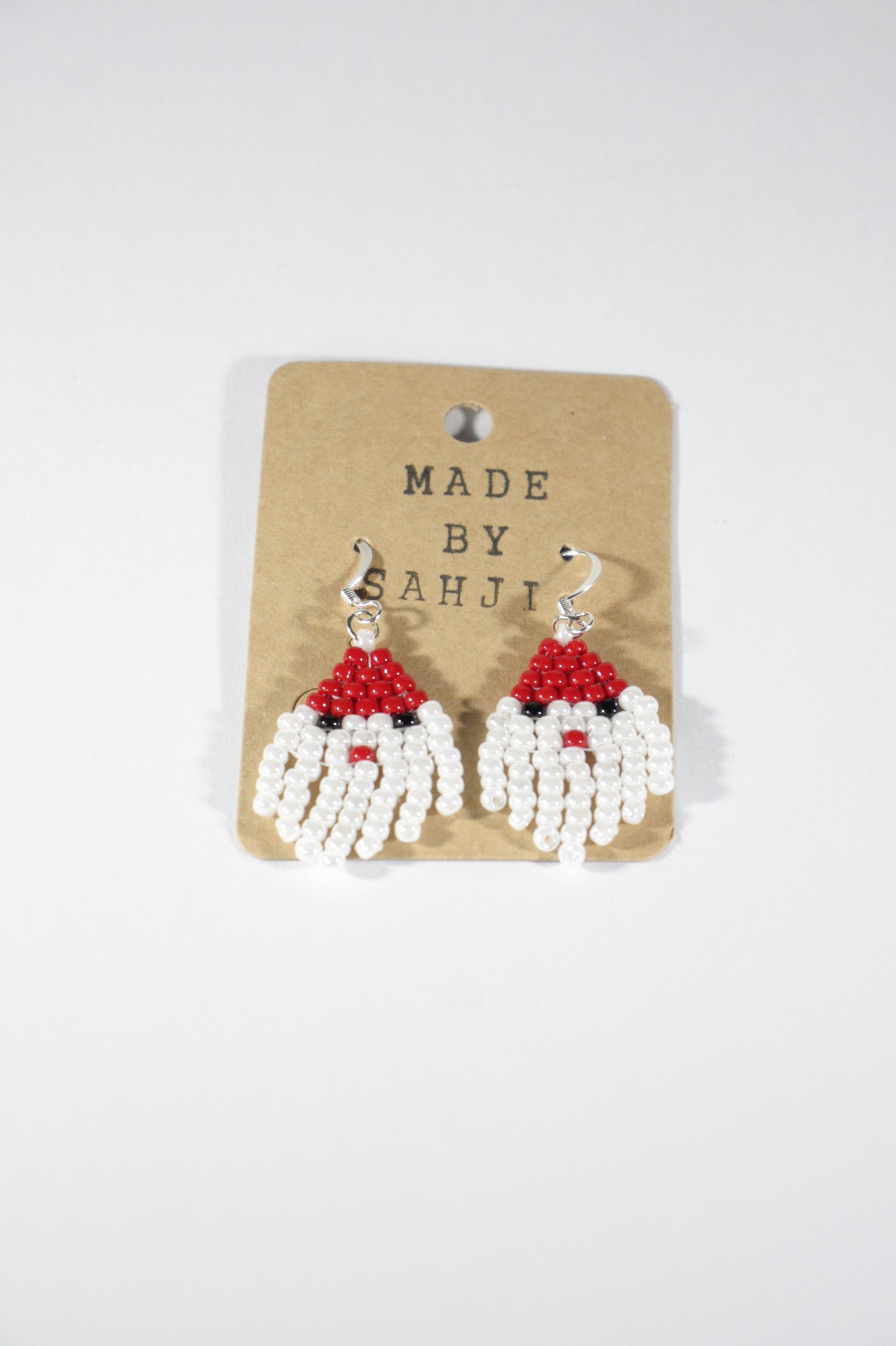 Käsintehdyt roikkuvat joulupukkikorvakorut pienistä lasihelmistä- Handmade dangle Santa Claus earrings from Miyuki seed beads.