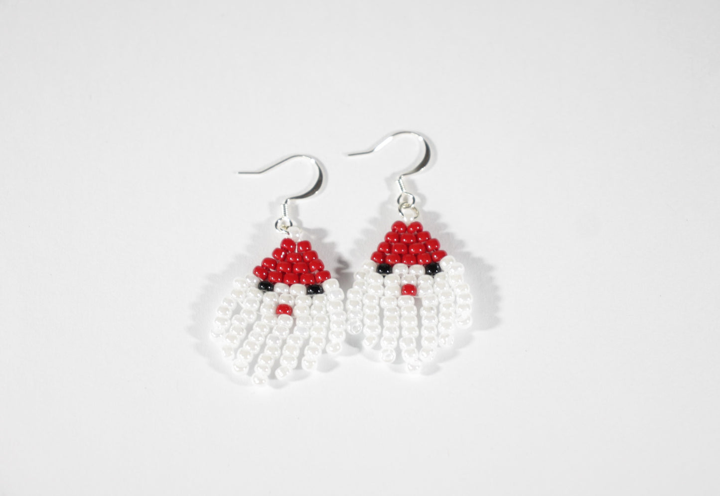 Käsintehdyt roikkuvat joulupukkikorvakorut pienistä lasihelmistä- Handmade dangle Santa Claus earrings from Miyuki seed beads.
