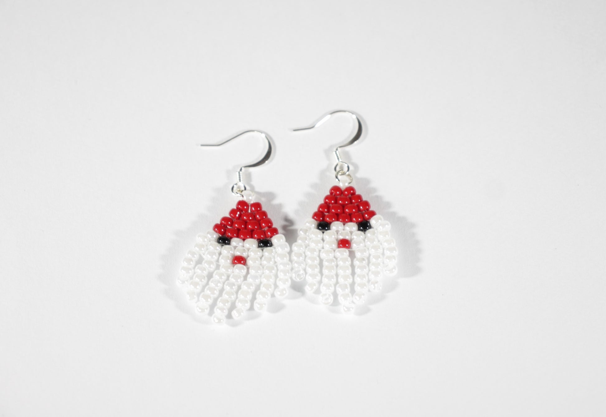 Käsintehdyt roikkuvat joulupukkikorvakorut pienistä lasihelmistä- Handmade dangle Santa Claus earrings from Miyuki seed beads.