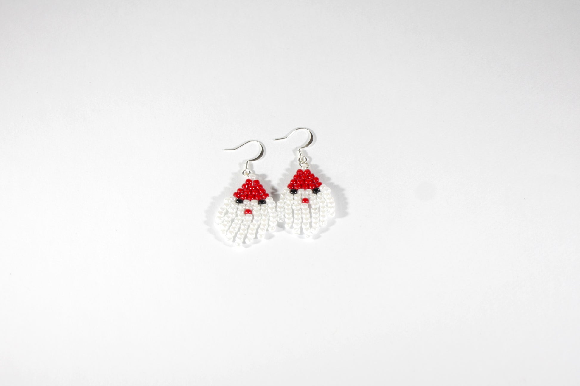 Käsintehdyt roikkuvat joulupukkikorvakorut pienistä lasihelmistä- Handmade dangle Santa Claus earrings from Miyuki seed beads.