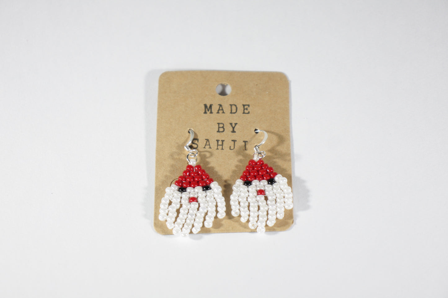 Käsintehdyt roikkuvat joulupukkikorvakorut pienistä lasihelmistä- Handmade dangle Santa Claus earrings from Miyuki seed beads.