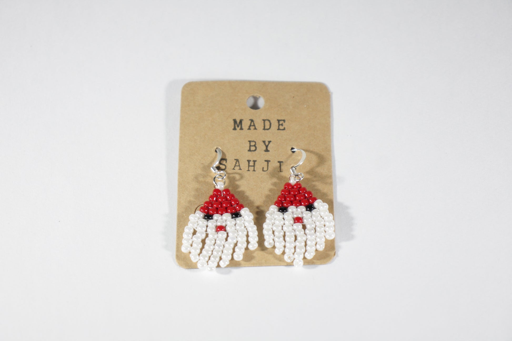 Käsintehdyt roikkuvat joulupukkikorvakorut pienistä lasihelmistä- Handmade dangle Santa Claus earrings from Miyuki seed beads.