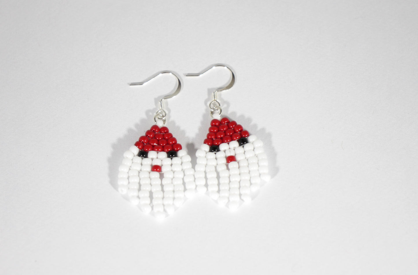 Roikkuvat käsintehdyt joulupukkikorvakorut pienistä lasihelmistä hopeanvärisillä koukuilla.  Handmade fringe seed bead Santa Claus earrings. Hooks are silver color nickel free jewelry metal