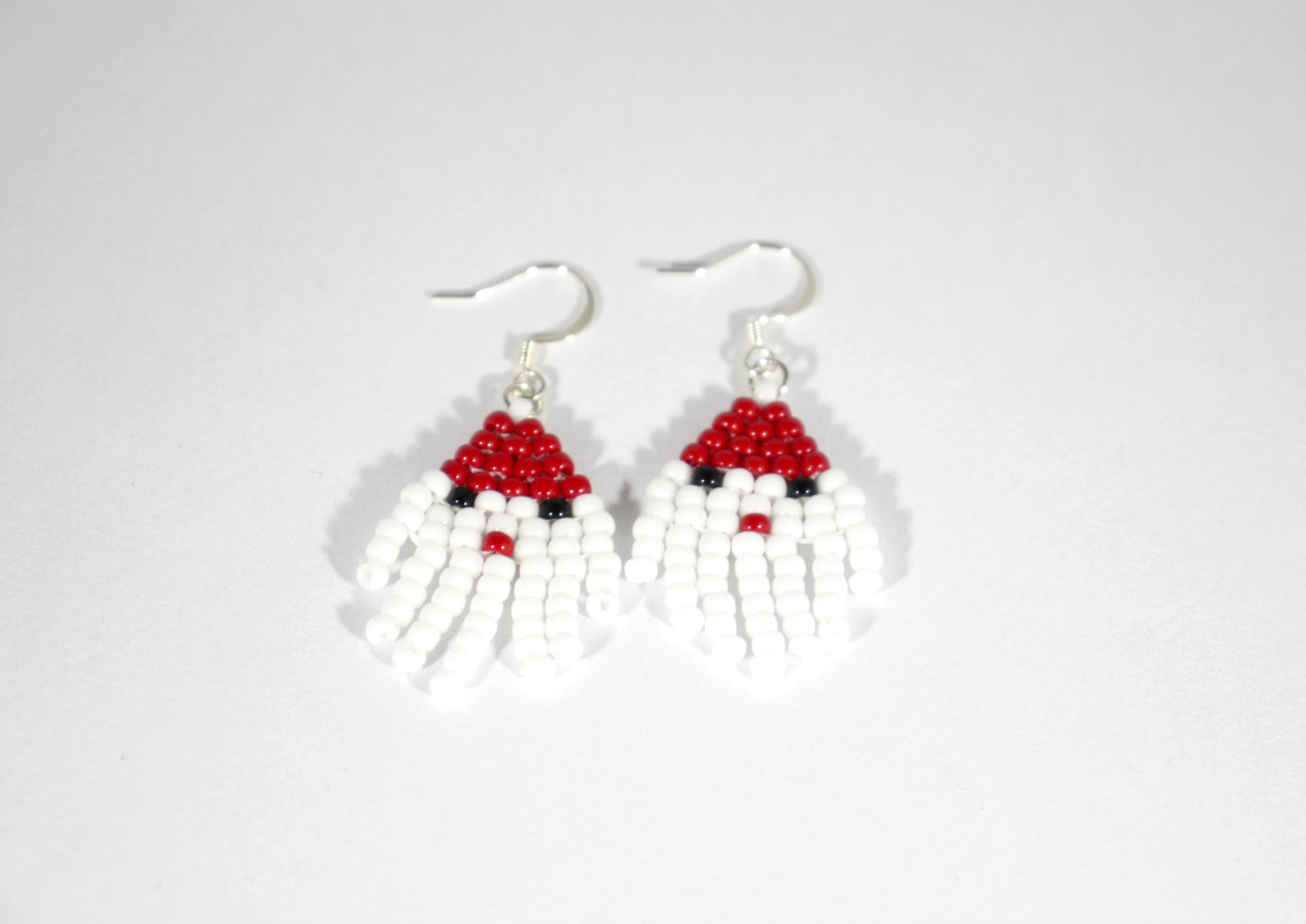 Roikkuvat käsintehdyt joulupukkikorvakorut pienistä lasihelmistä hopeanvärisillä koukuilla.  Handmade fringe seed bead Santa Claus earrings. Hooks are silver color nickel free jewelry metal