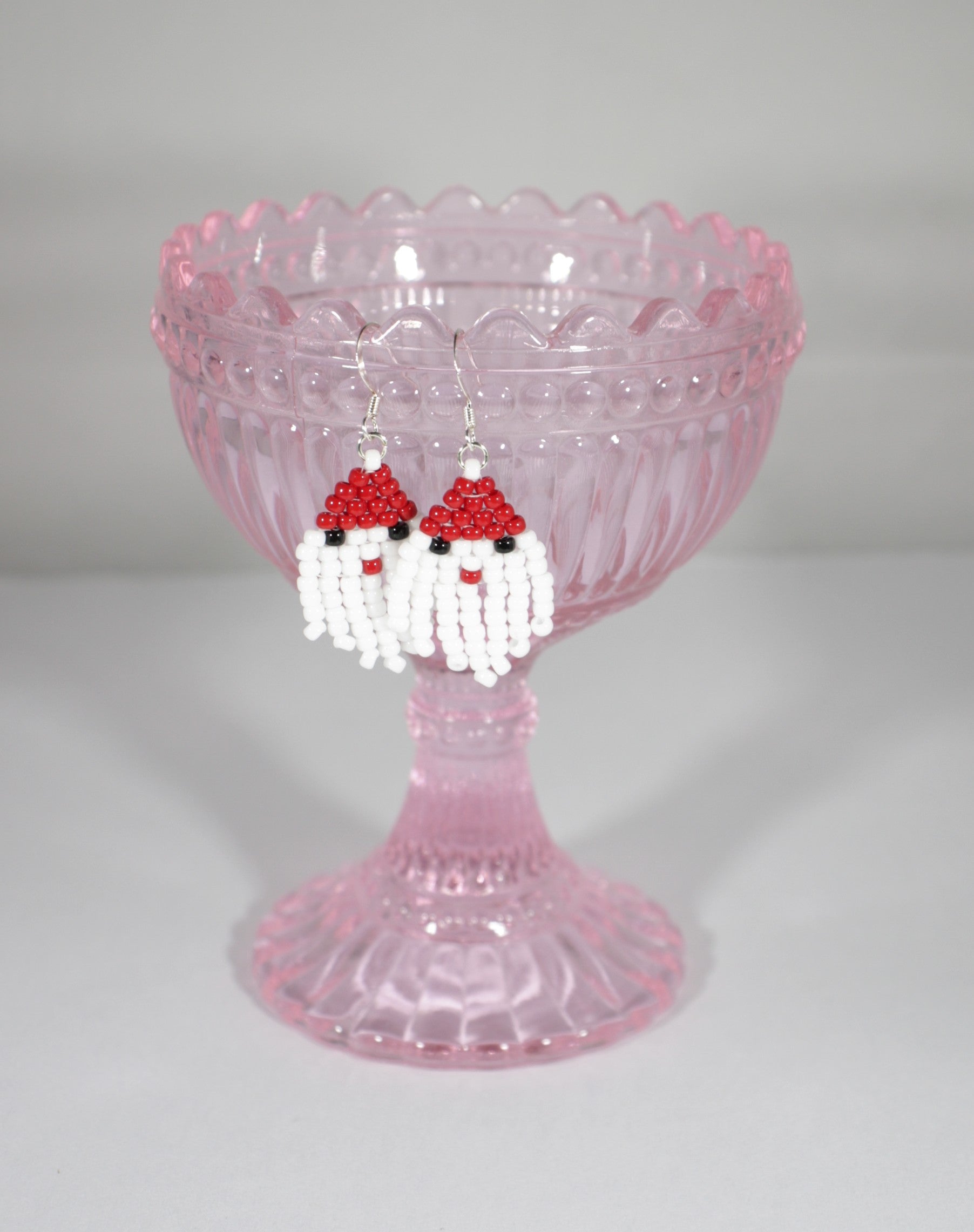 Roikkuvat käsintehdyt joulupukkikorvakorut pienistä lasihelmistä hopeanvärisillä koukuilla.  Handmade fringe seed bead Santa Claus earrings. Hooks are silver color nickel free jewelry metal.