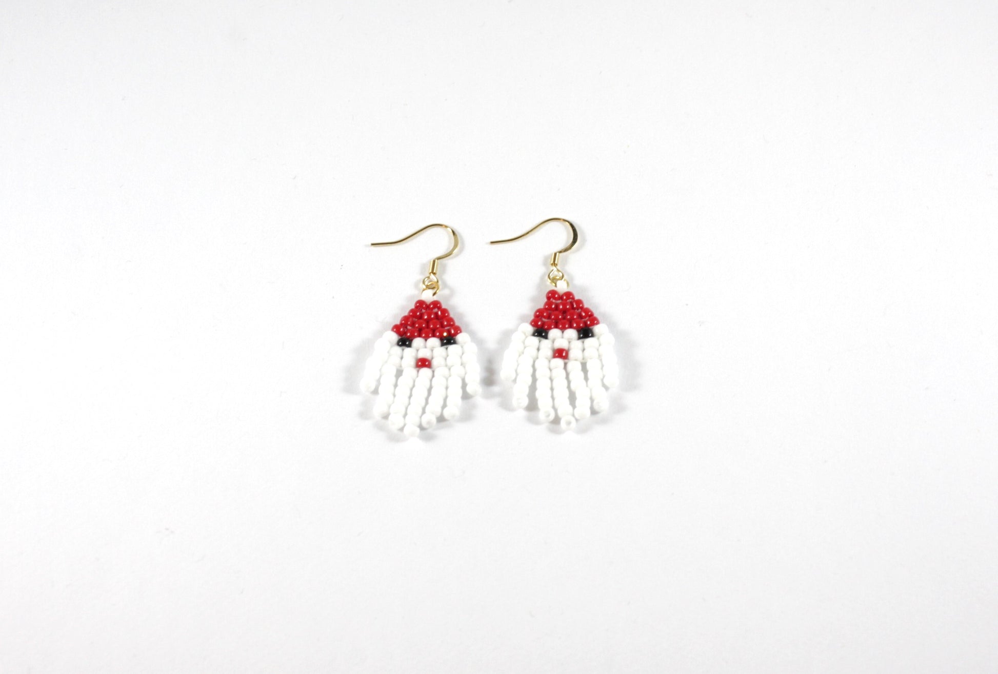 Small Santa Claus seed bead fringe earrings. Pienet lasihelmi joulupukkikorvakorut.