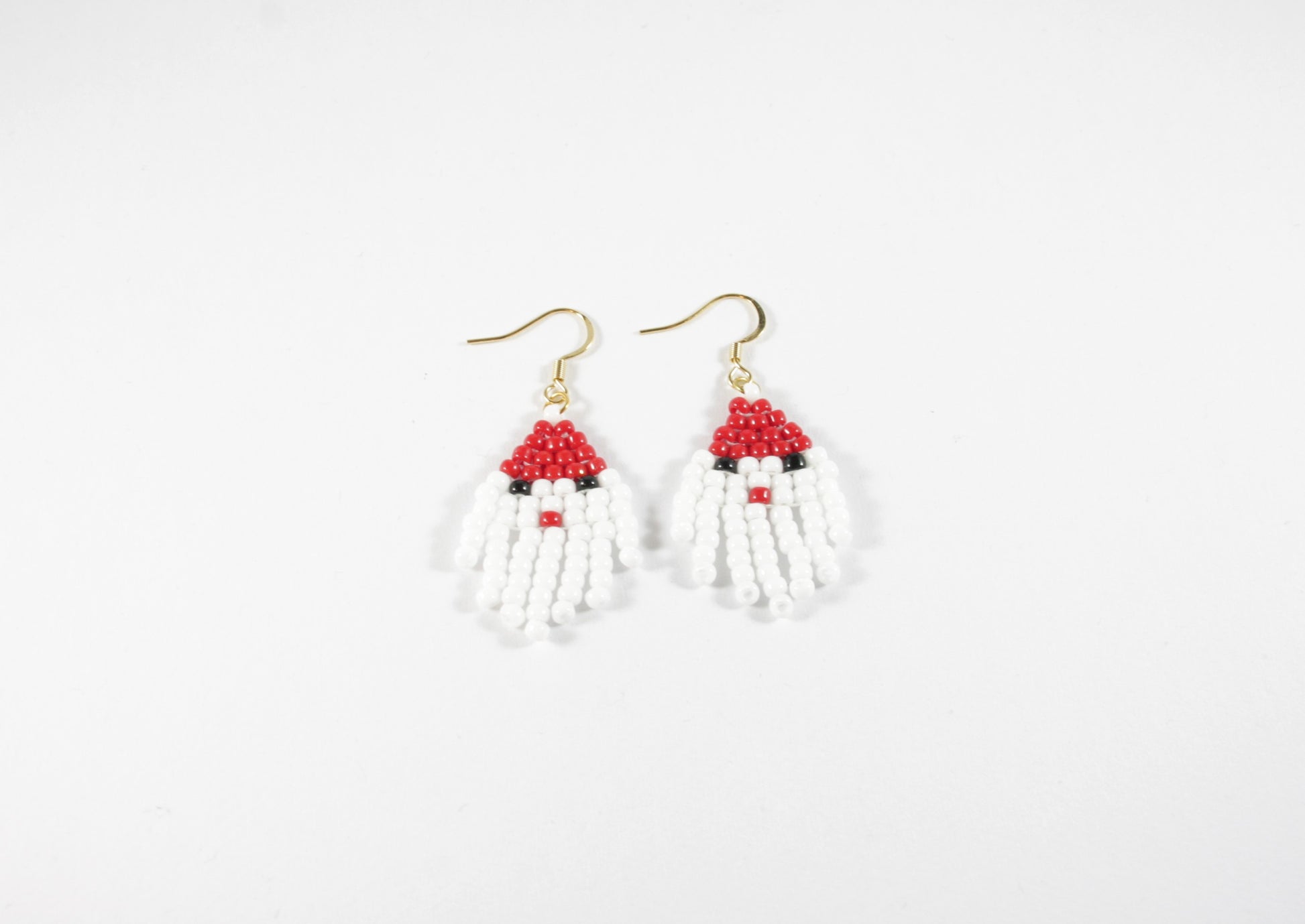 Small Santa Claus seed bead fringe earrings. Pienet lasihelmi joulupukkikorvakorut.