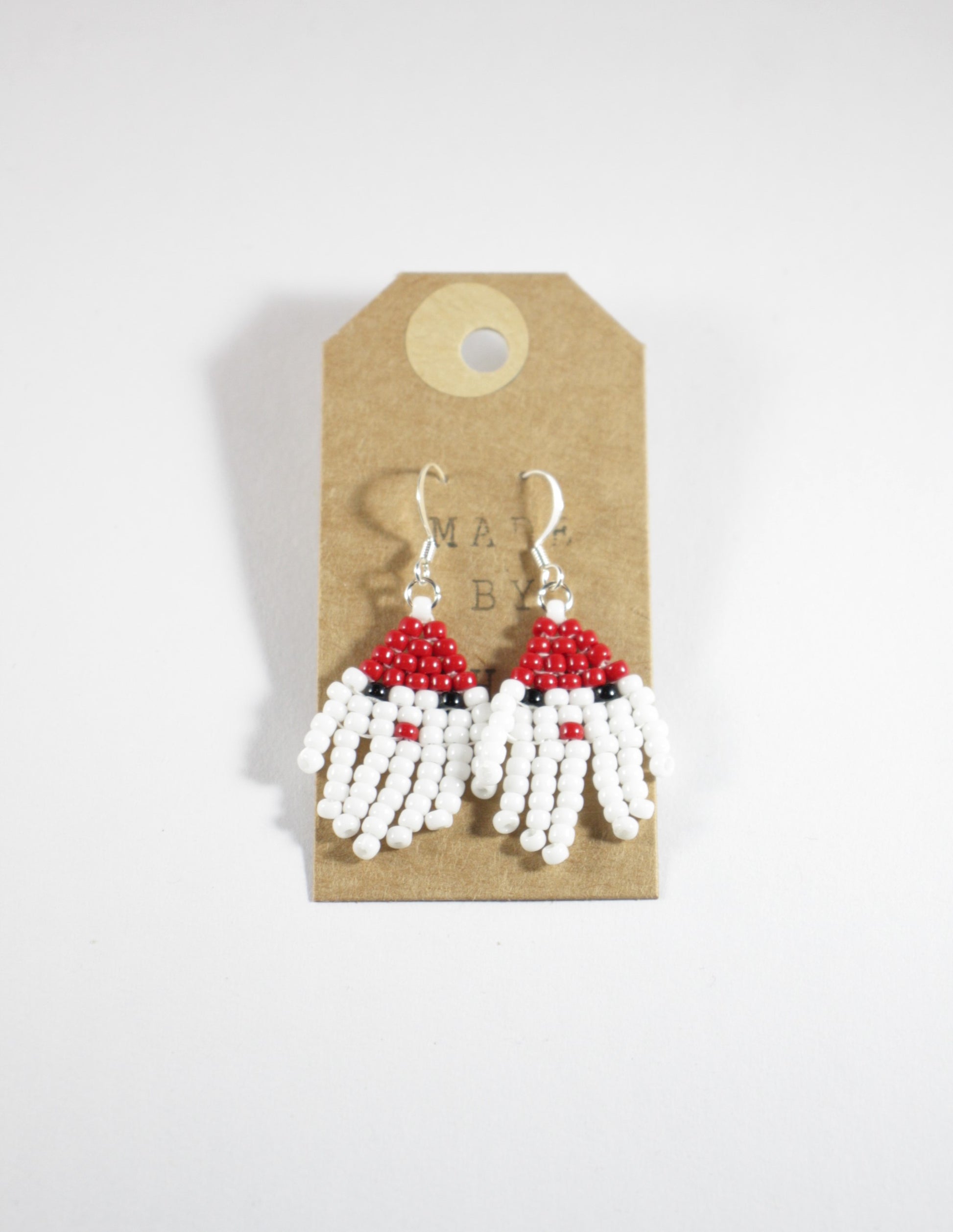 Roikkuvat käsintehdyt joulupukkikorvakorut pienistä lasihelmistä hopeanvärisillä koukuilla.  Handmade fringe seed bead Santa Claus earrings. Hooks are silver color nickel free jewelry metal