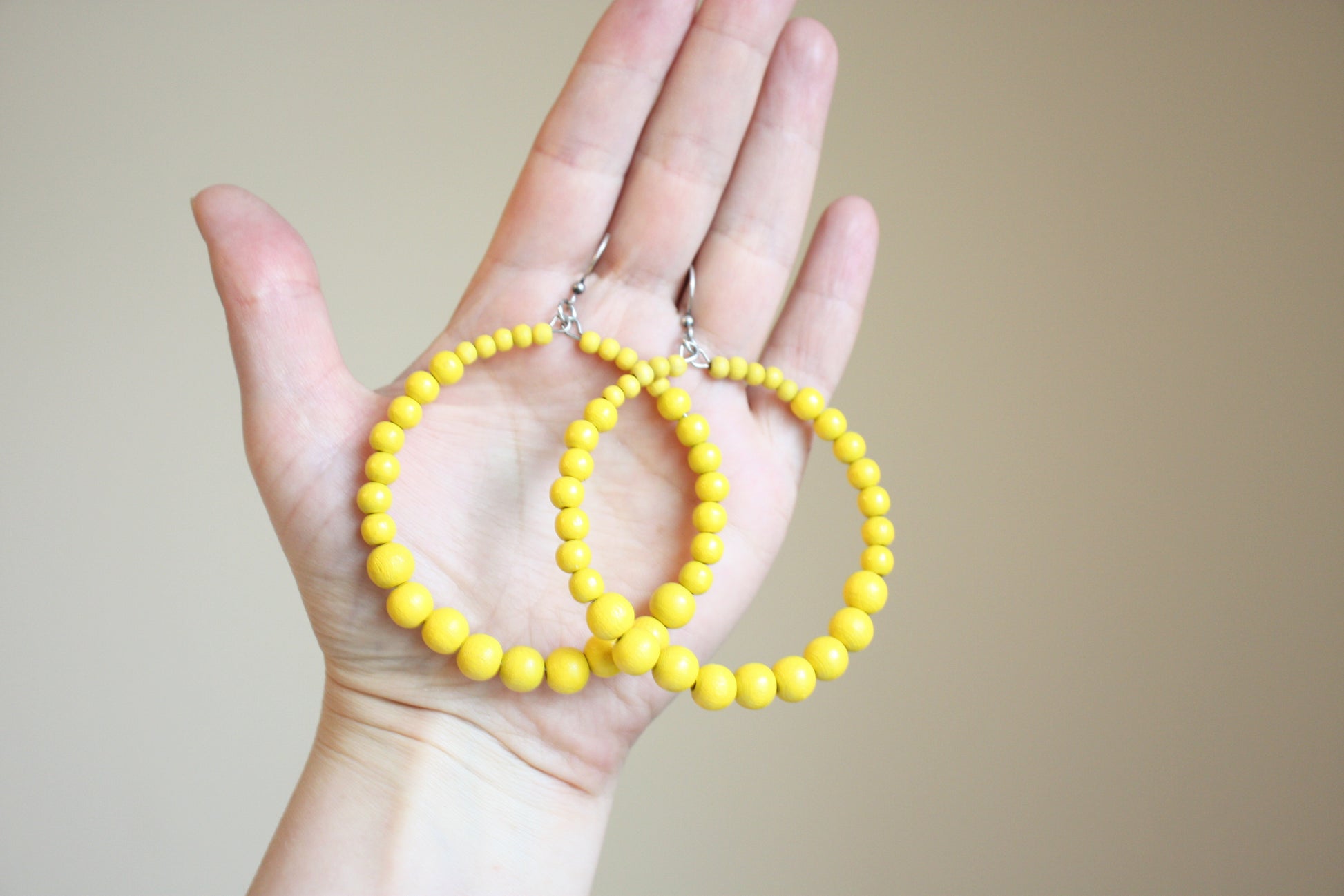 Keltaiset puuhelmikorvakorurenkaat. Wooden hoop earrings yellow.